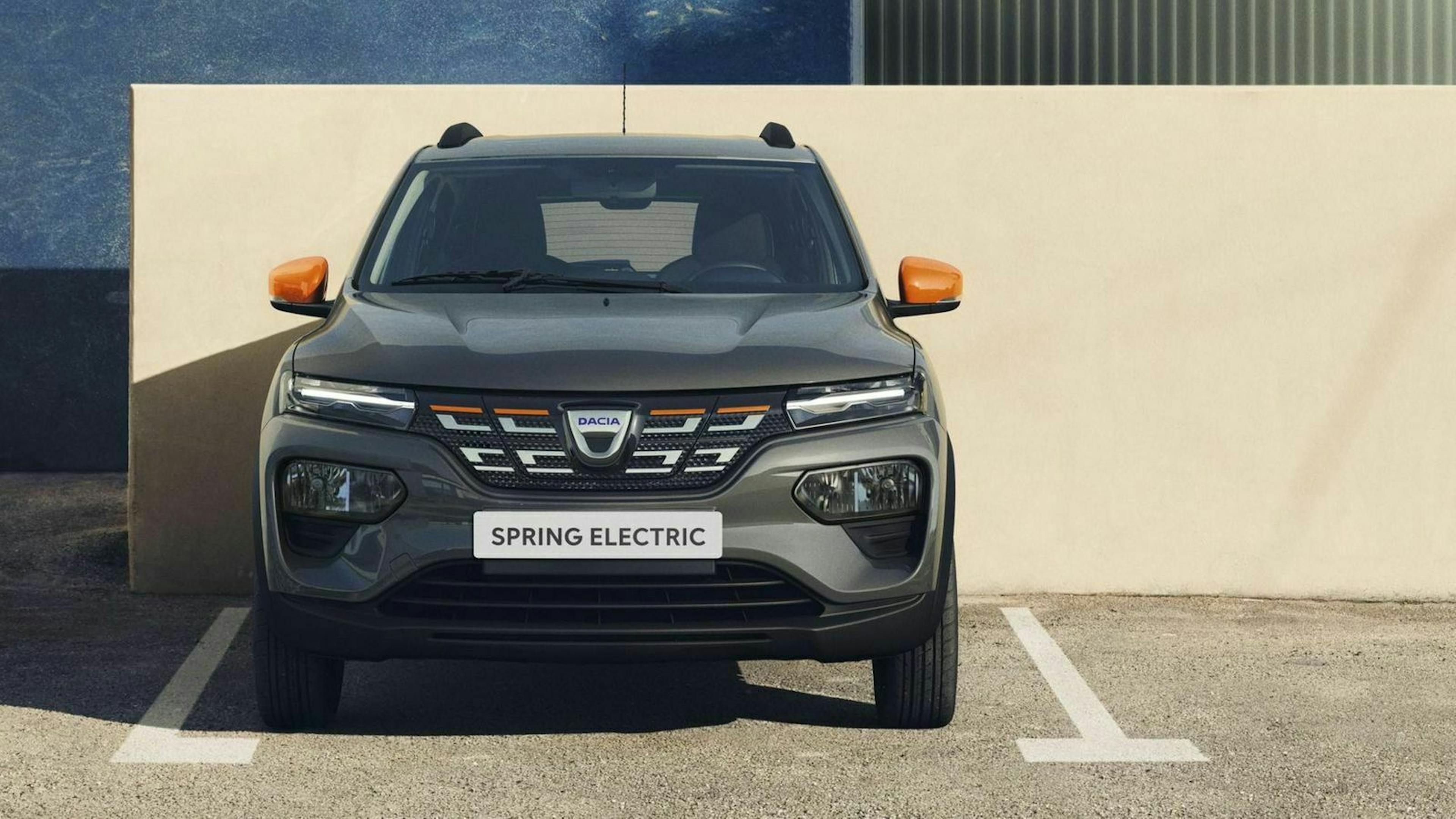 Der Dacia Spring Electric in Frontansicht auf Parkplatz