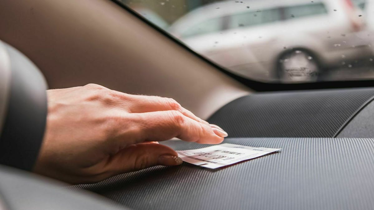 Du solltest darauf achten, dass der Parkschein korrekt im Fahrzeug liegt.