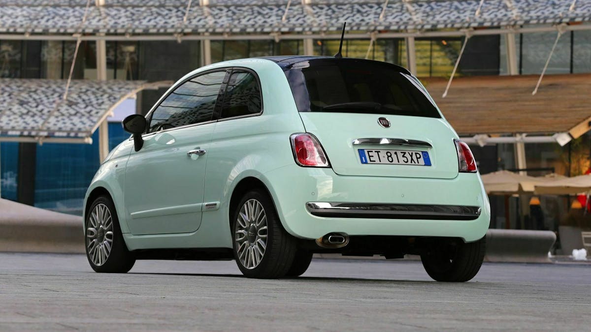 Zu sehen ist der Fiat 500 von hinten