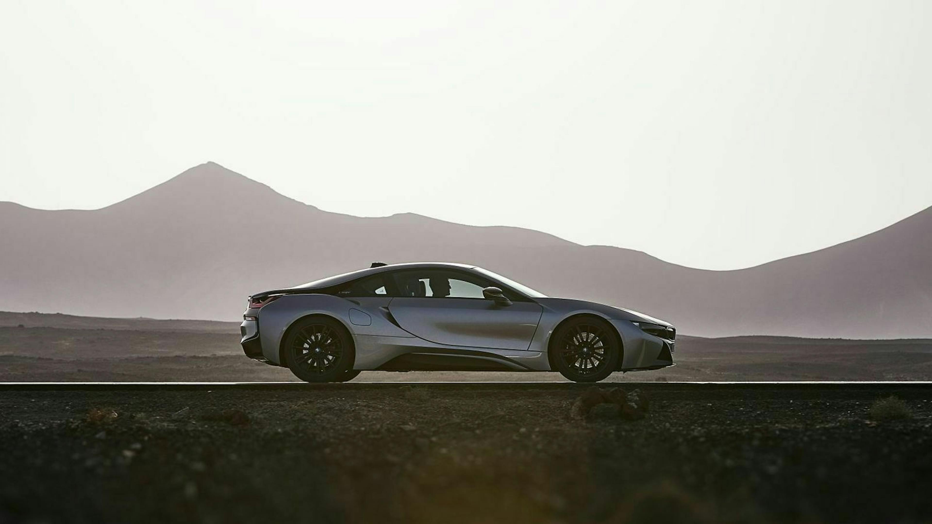 BMW i8 Coupé in der Seitenansicht, stehend 