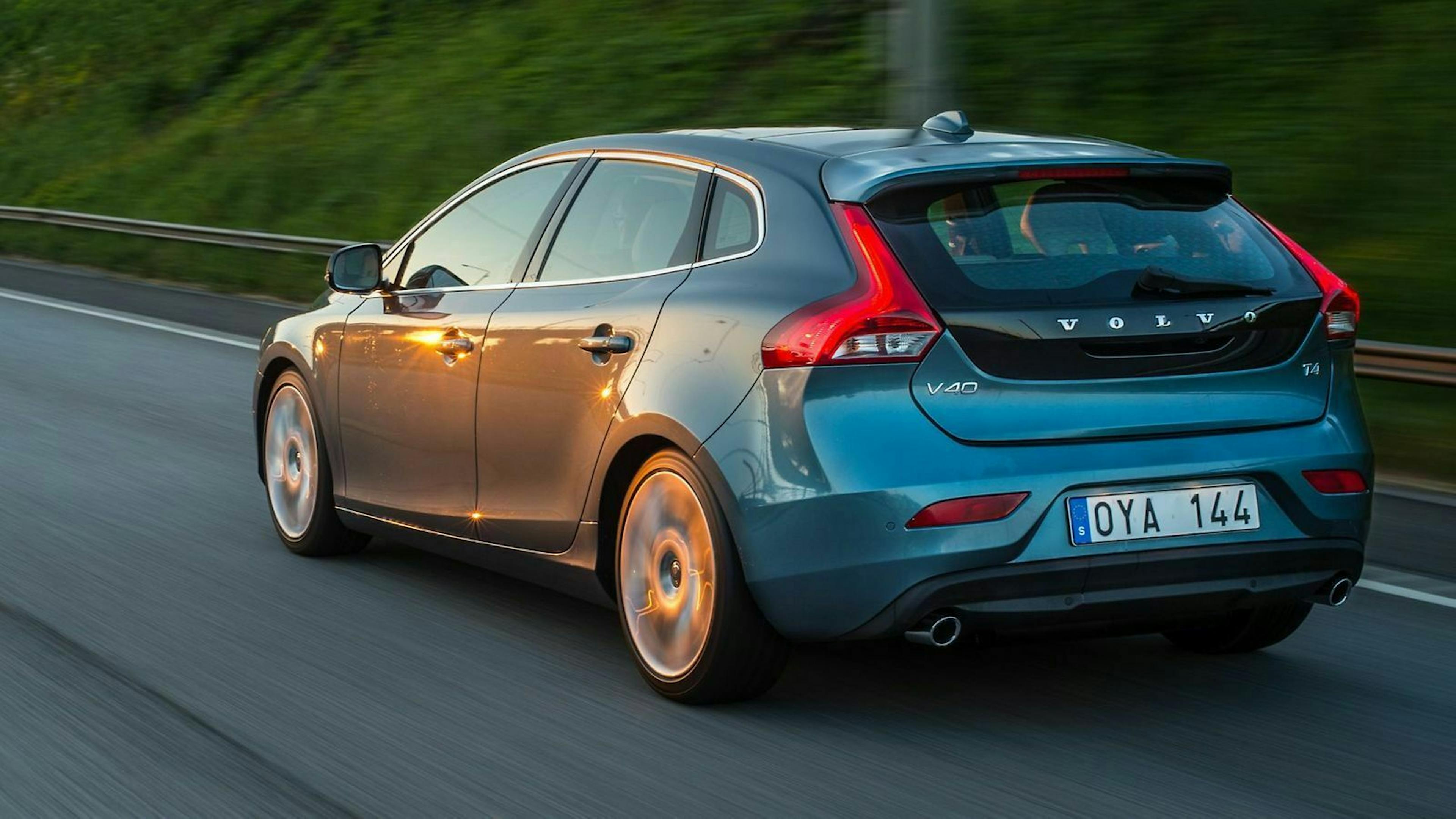 Volvo V40 in der Ansicht von hinten-links, fahrend