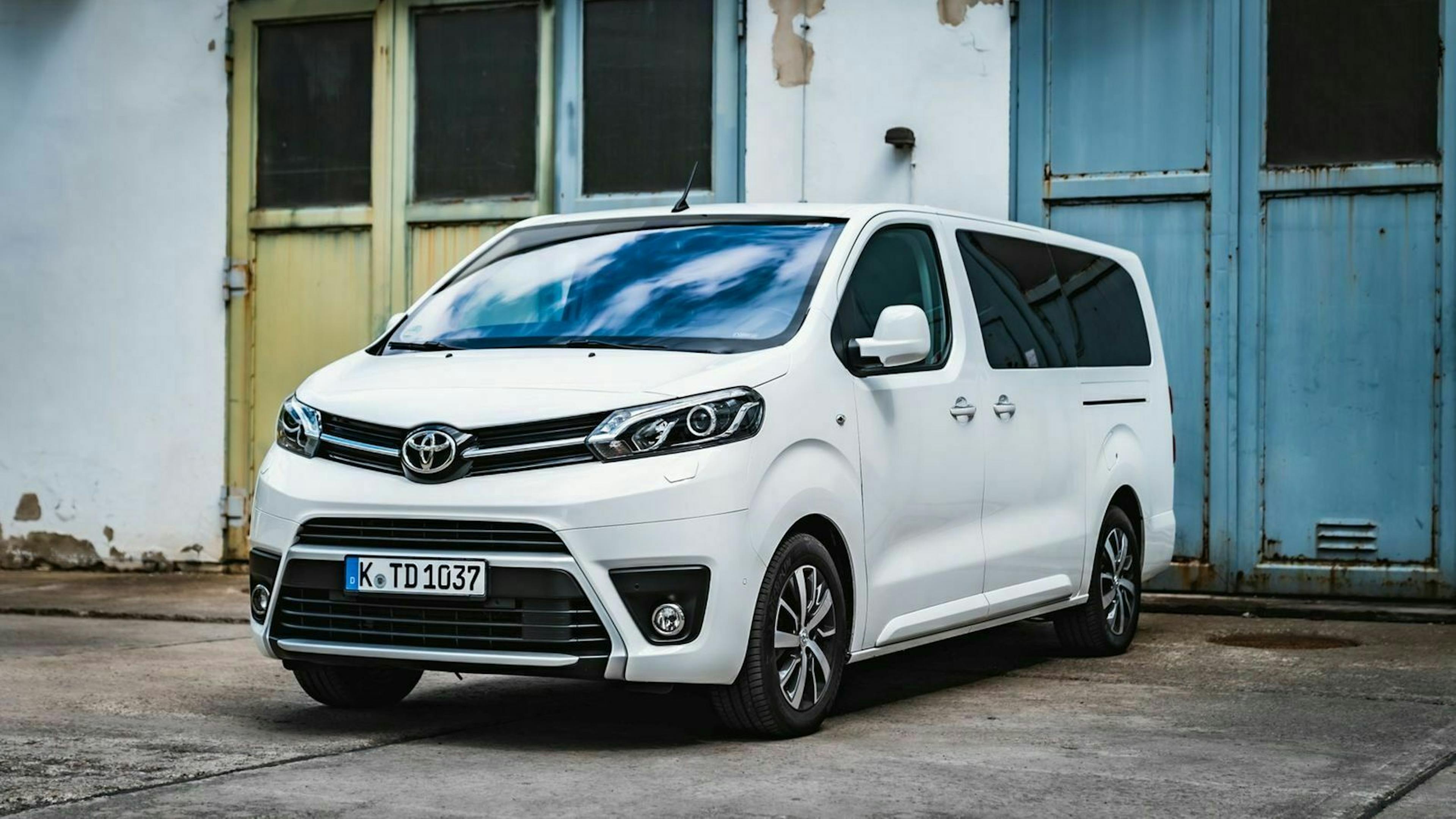 Zu sehen ist der Toyota ProAce Verso von vorne