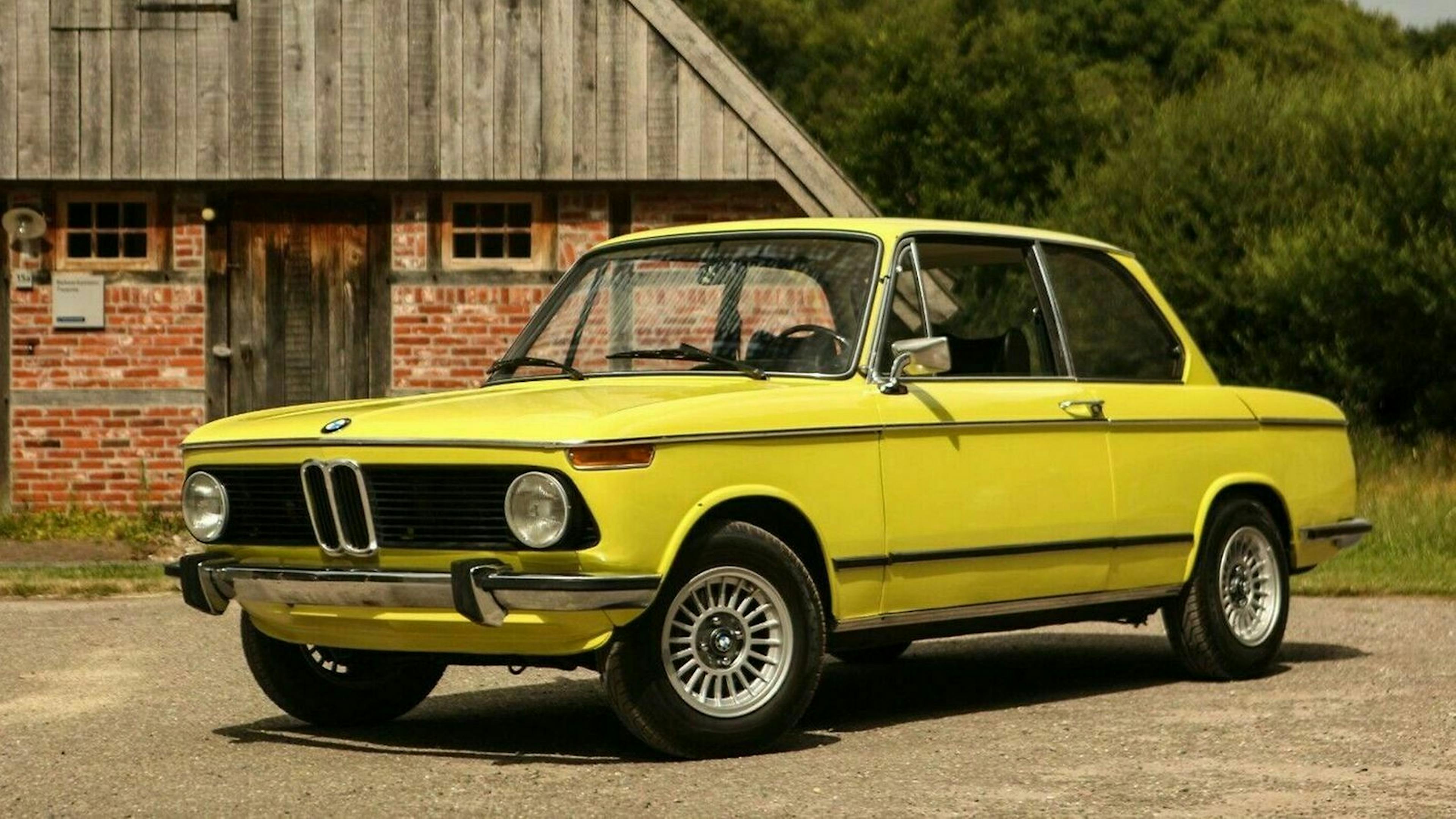 BMW 1602 in der Ansicht von vorne-links, stehend