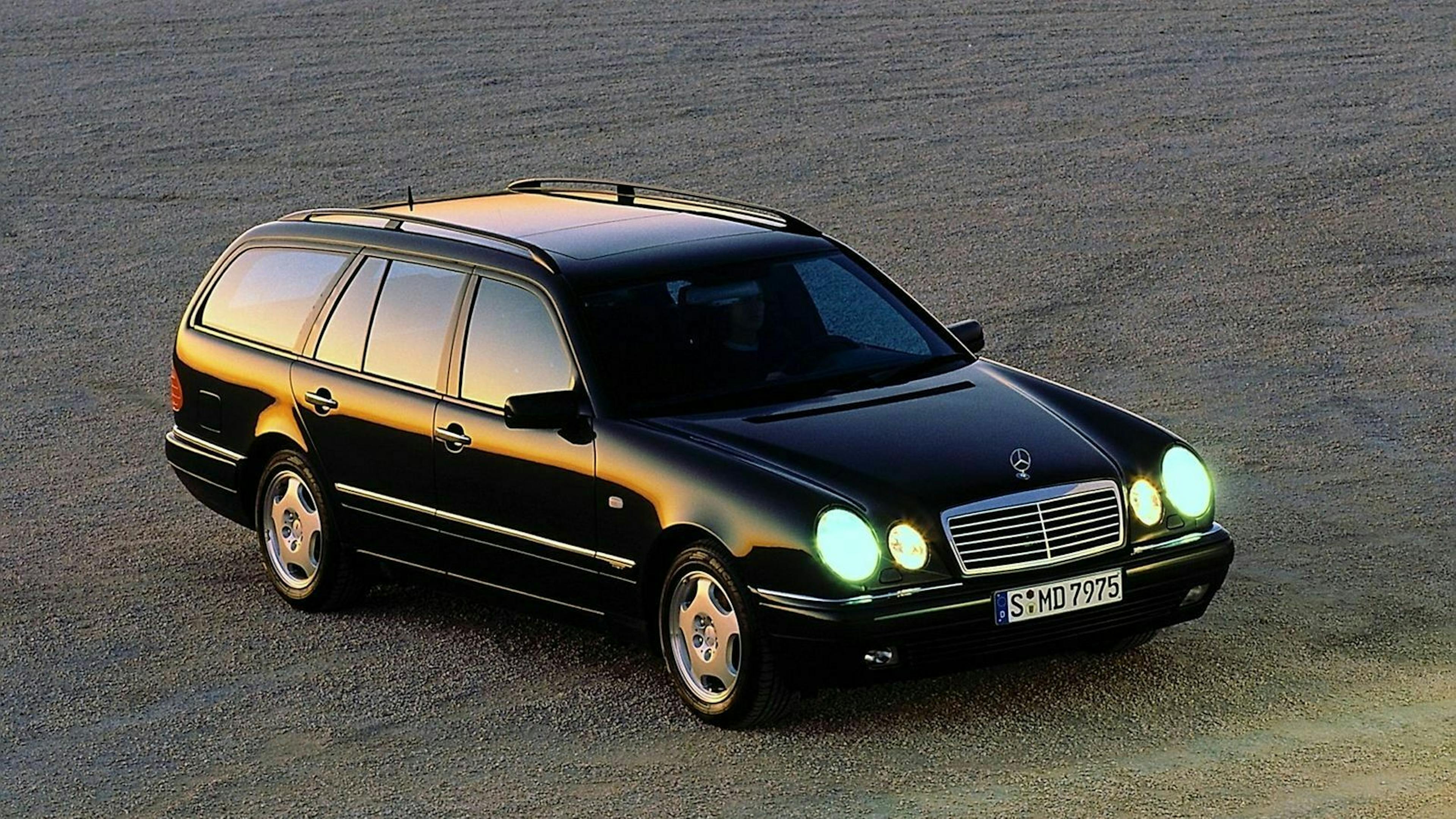 Mercedes E420 T-Modell in der Ansicht von vorne-rechts, stehend
