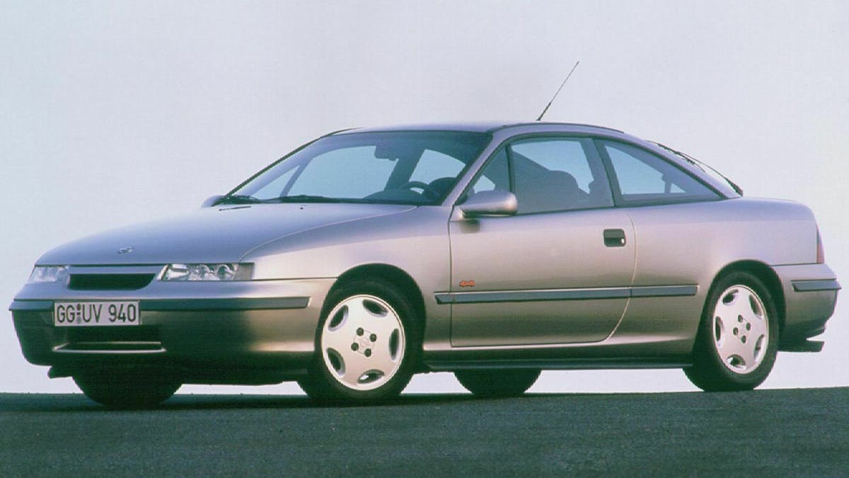 Zu sehen ist der Opel Calibra, stehend