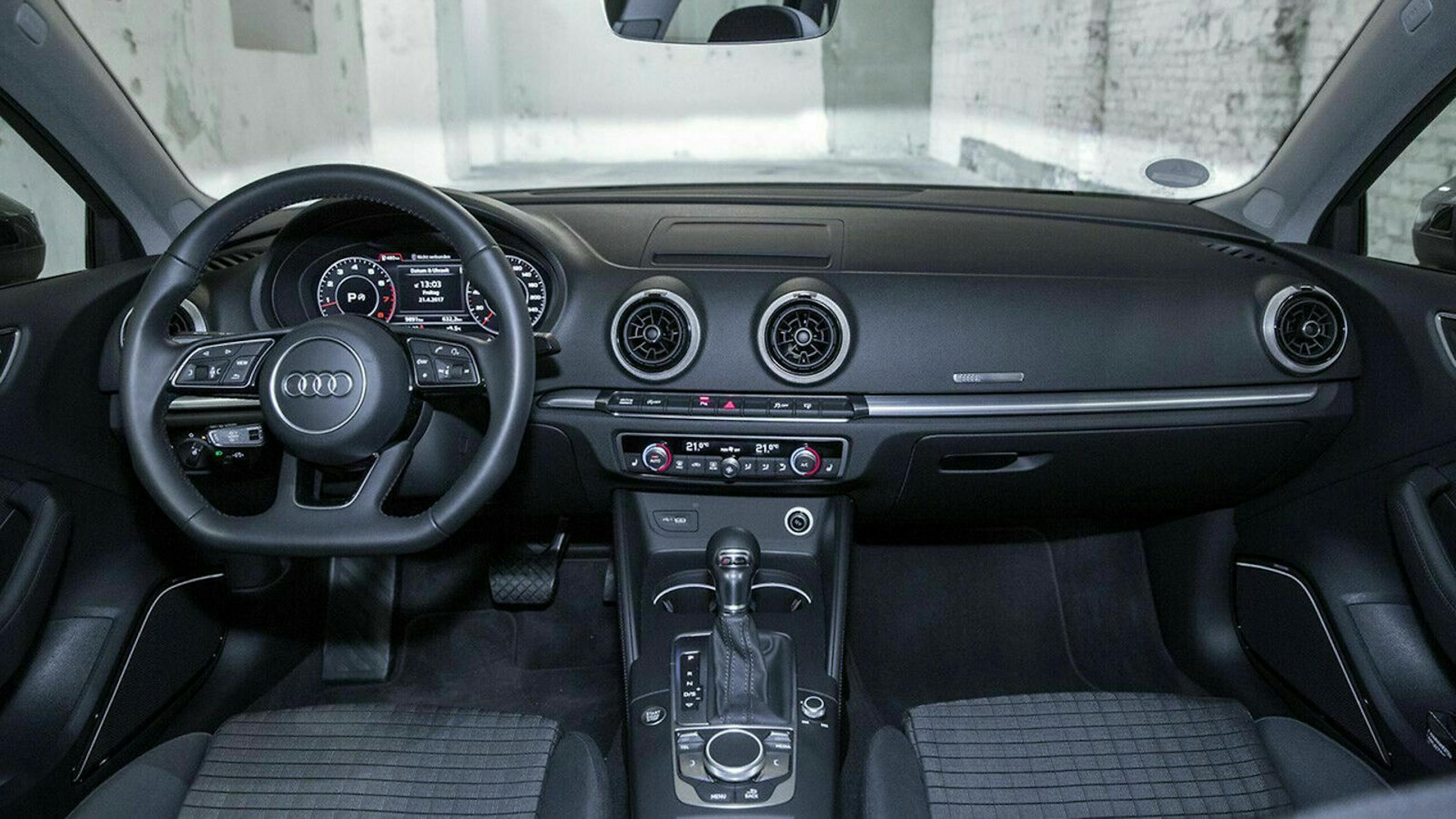 Sobald der Infotainment-Monitor des A3 nicht mehr genutzt wird, legt er sich flach ins Armaturenbrett.