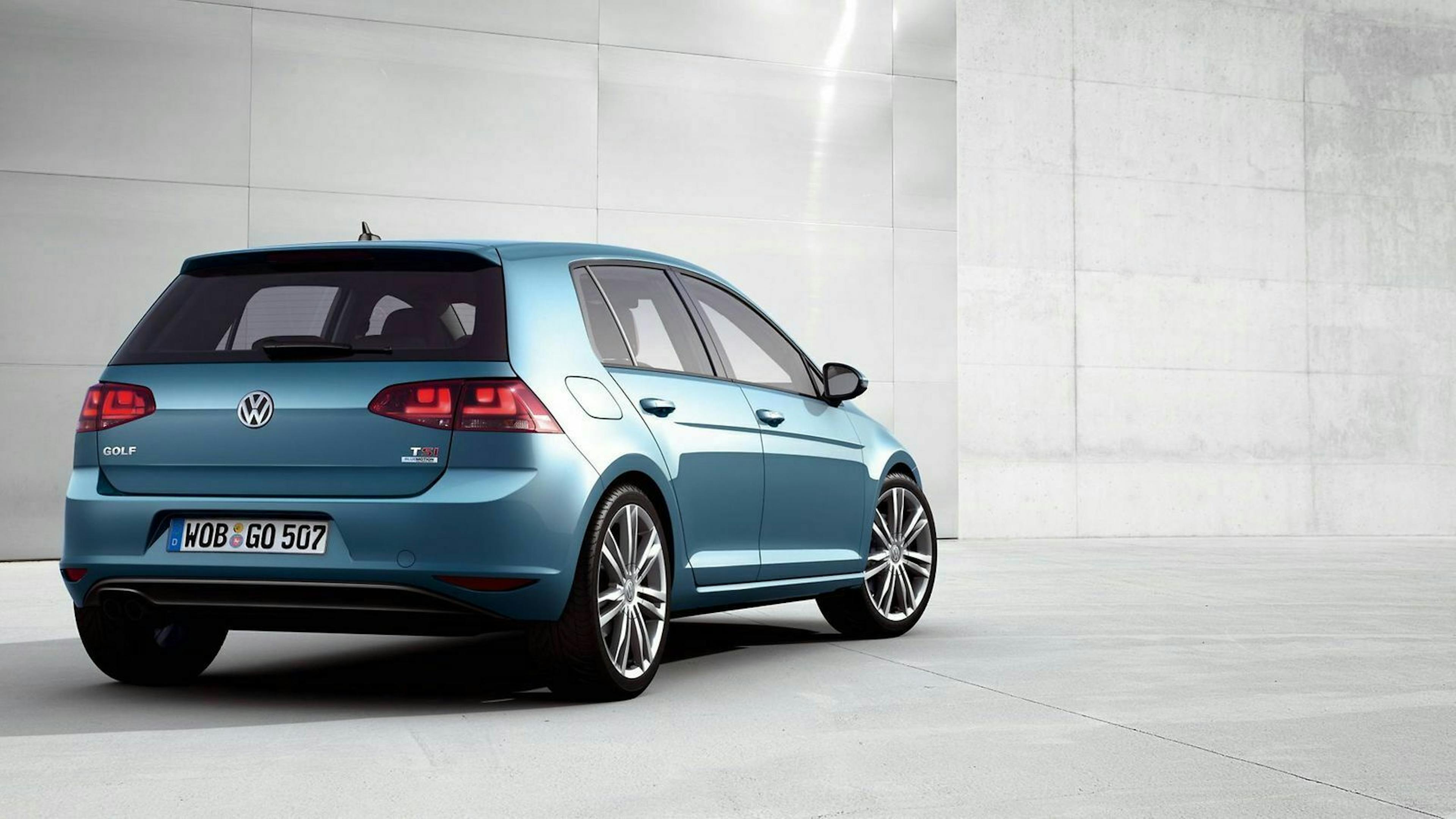 Zu sehen ist der Golf 7 von hinten, leicht seitlich