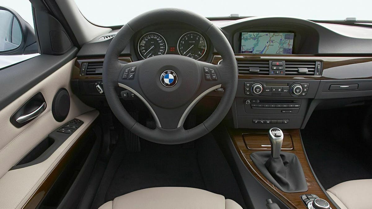 BMW E90 Facelift Innenraum mit Sicht auf das Lenkrad