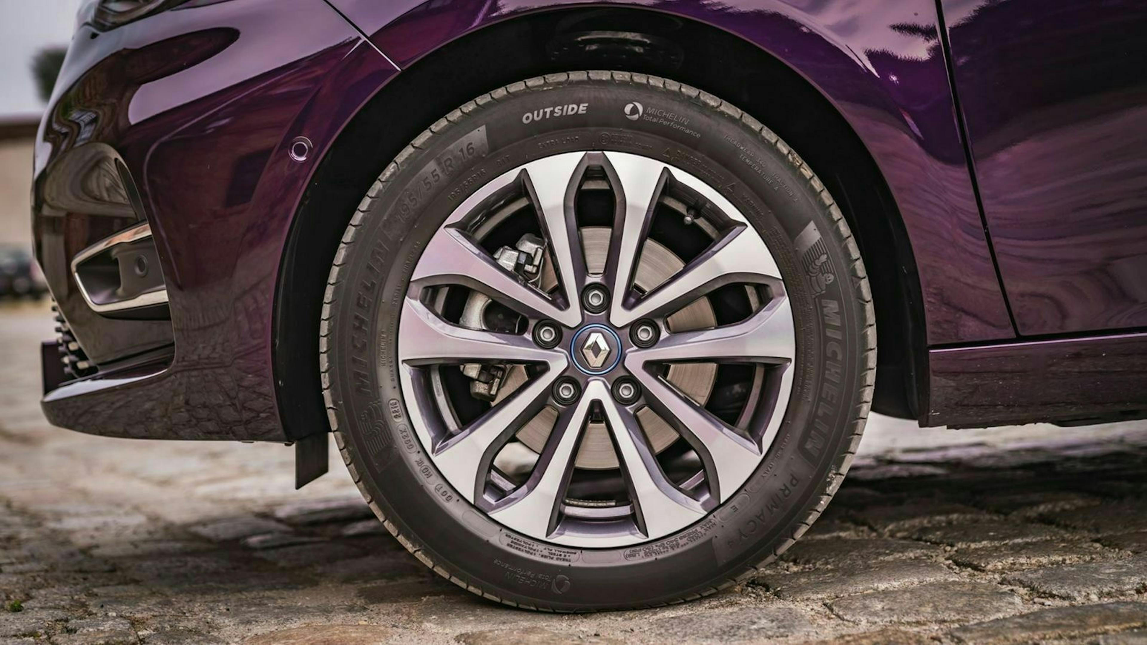 Der Vorderreifen des Renault Zoe (2019)