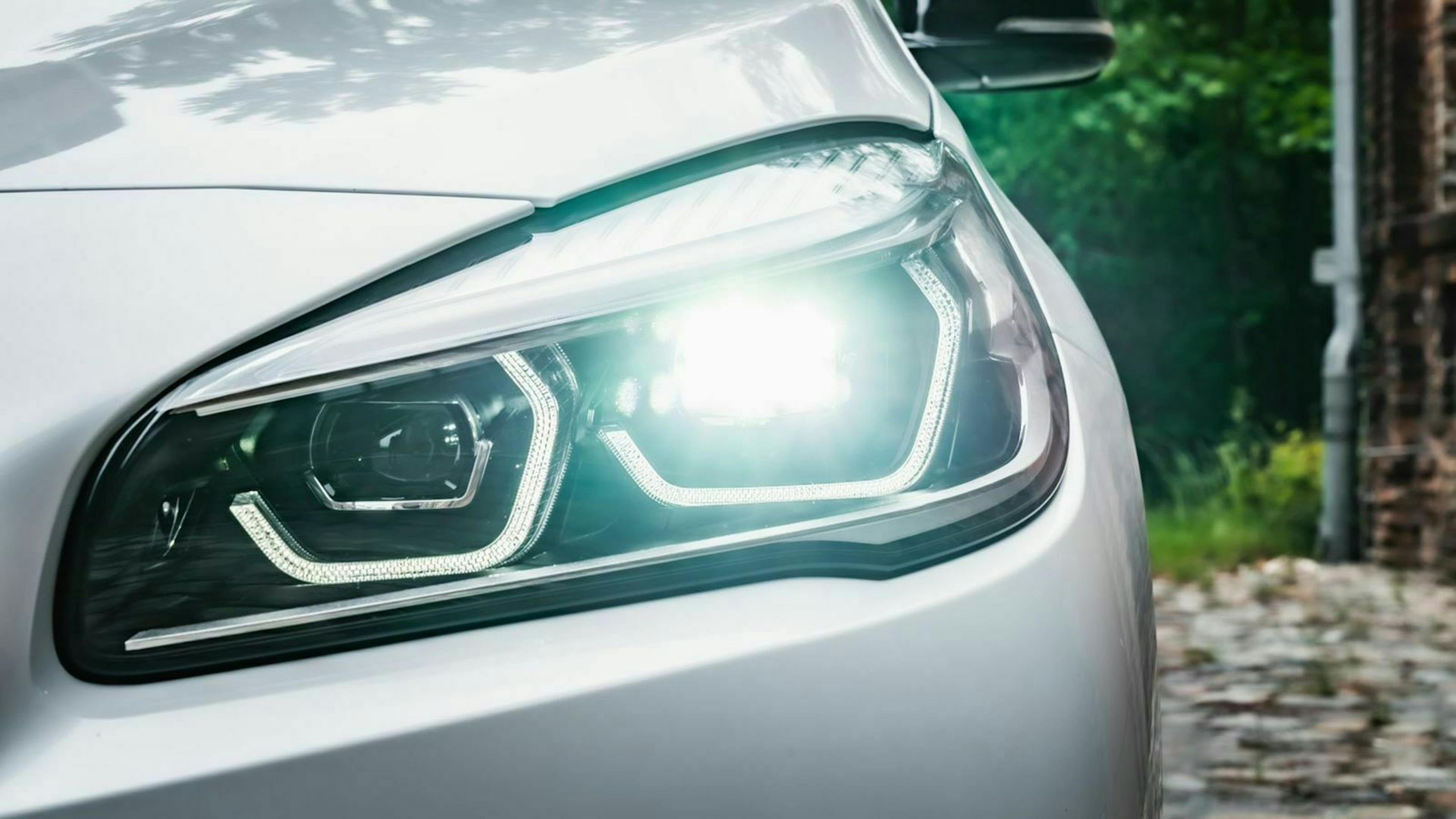 BMW 225 xe Test Nahaufnahme des Scheinwerfers