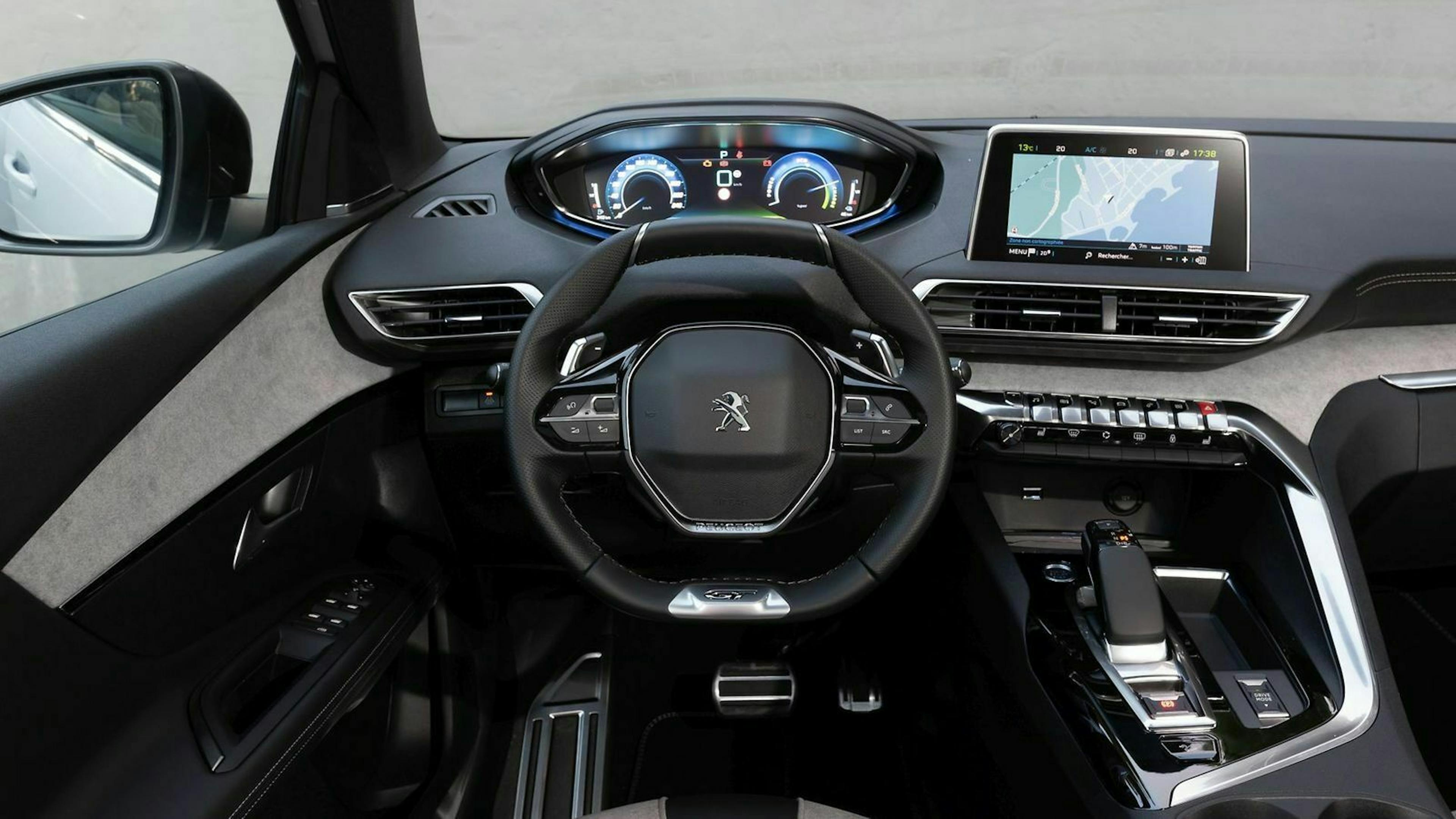 Zu sehen ist das Cockpit des Peugeot 3008 Hybrid4