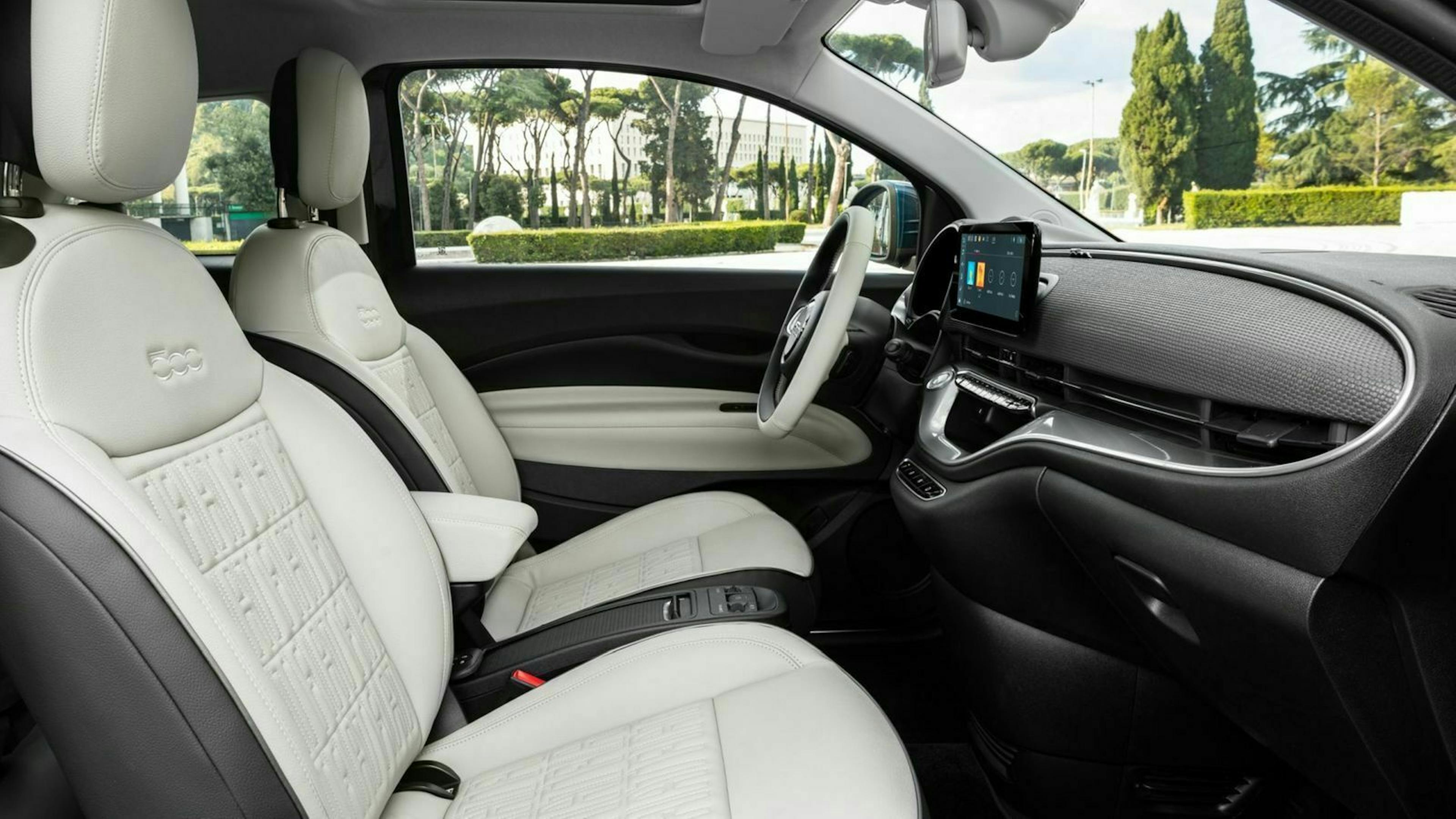 Zu sehen sind die Vordersitze des Fiat 500e 2020