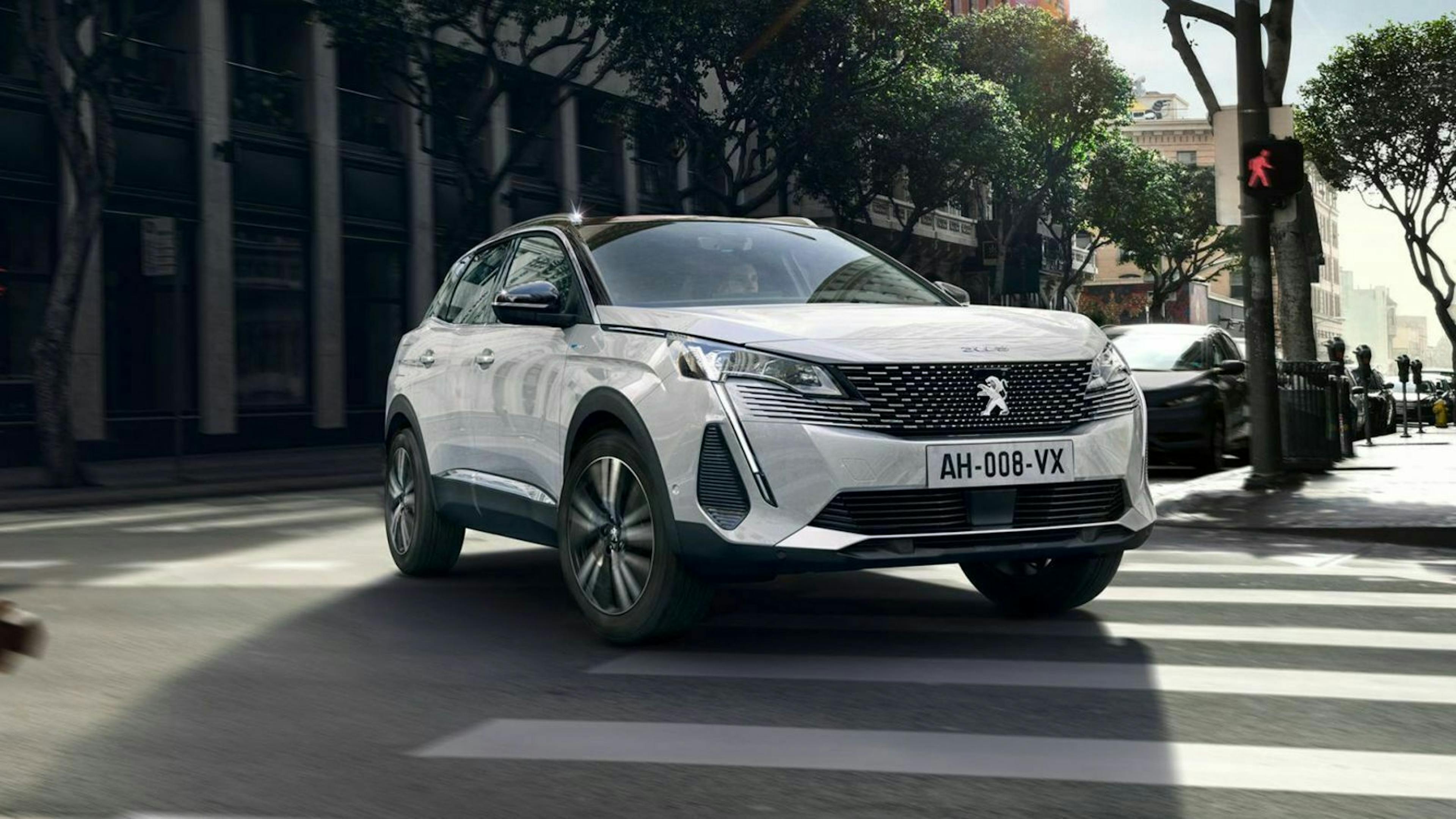 Zu sehen ist der geliftete Peugeot 3008 Hybrid von vorne, stehend
