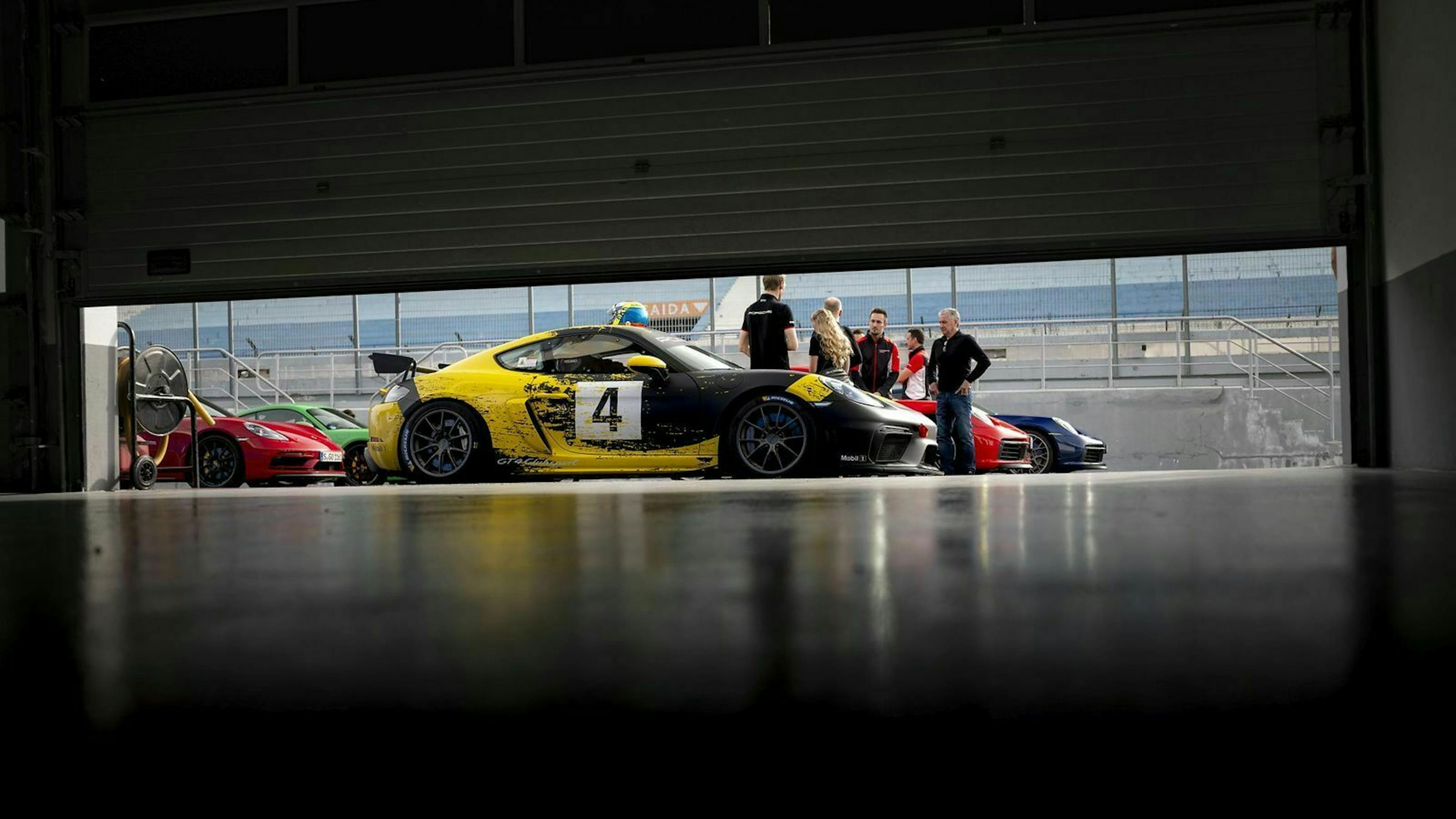 Porsche Cayman GT4 bei Testfahrten mit Walter Röhrl