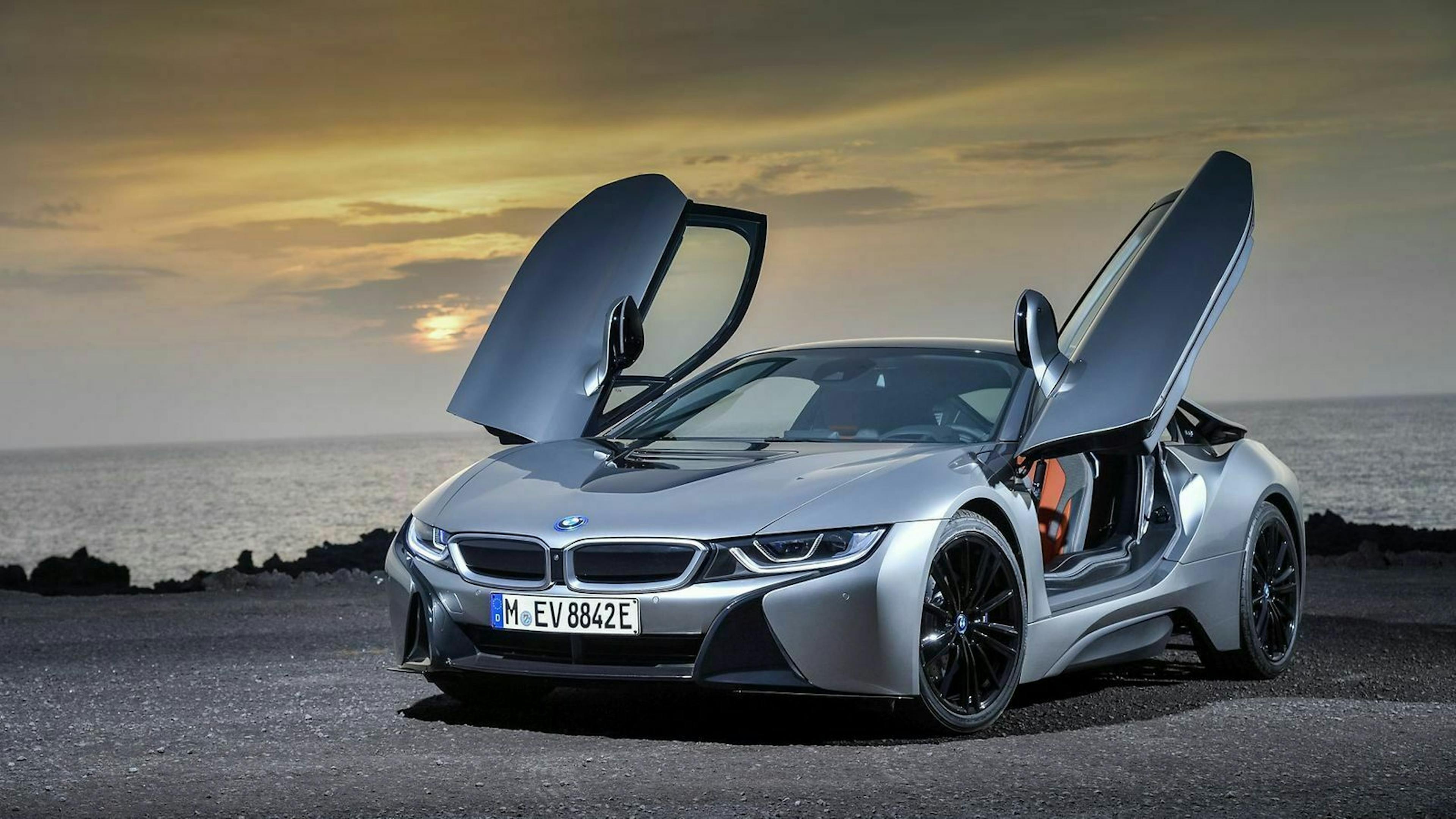 BMW i8 in der Frontansicht, mit geöffneten Flügeltüren