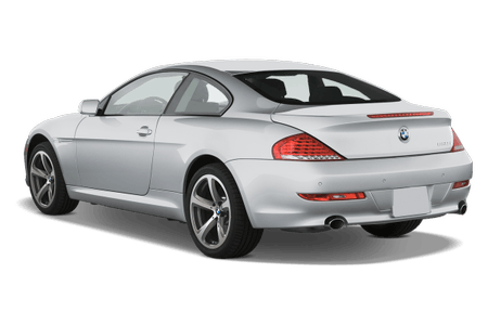 Silberner BMW Coupé von hinten, geparkt auf weißem Hintergrund, mit sportlichem Design und Doppelauspuff.