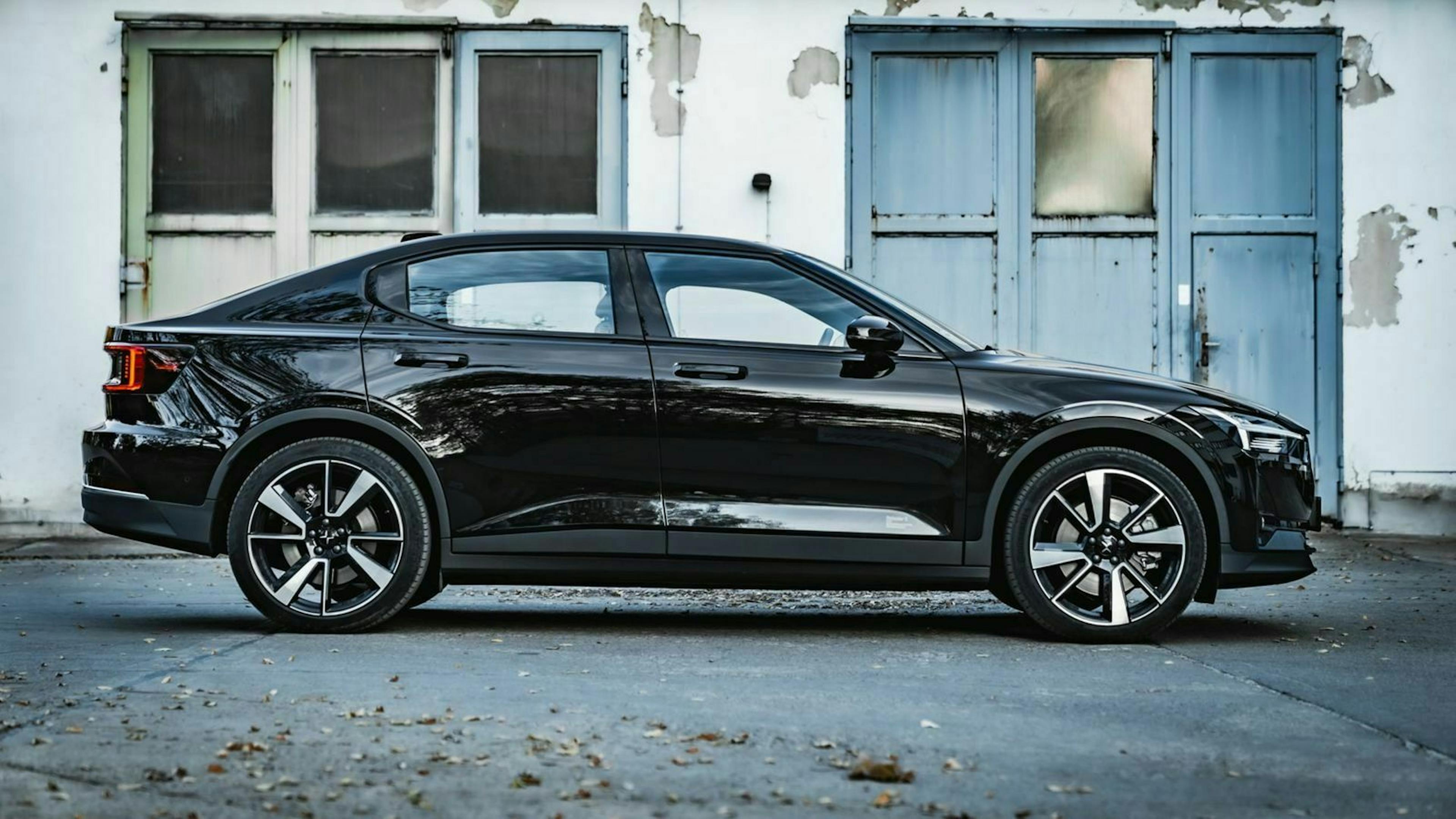 der Polestar 2 in Seitenansicht