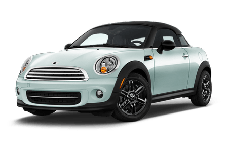 Weißer Mini Cooper mit schwarzem Dach und Felgen, von vorne und seitlich gesehen, auf transparentem Hintergrund.