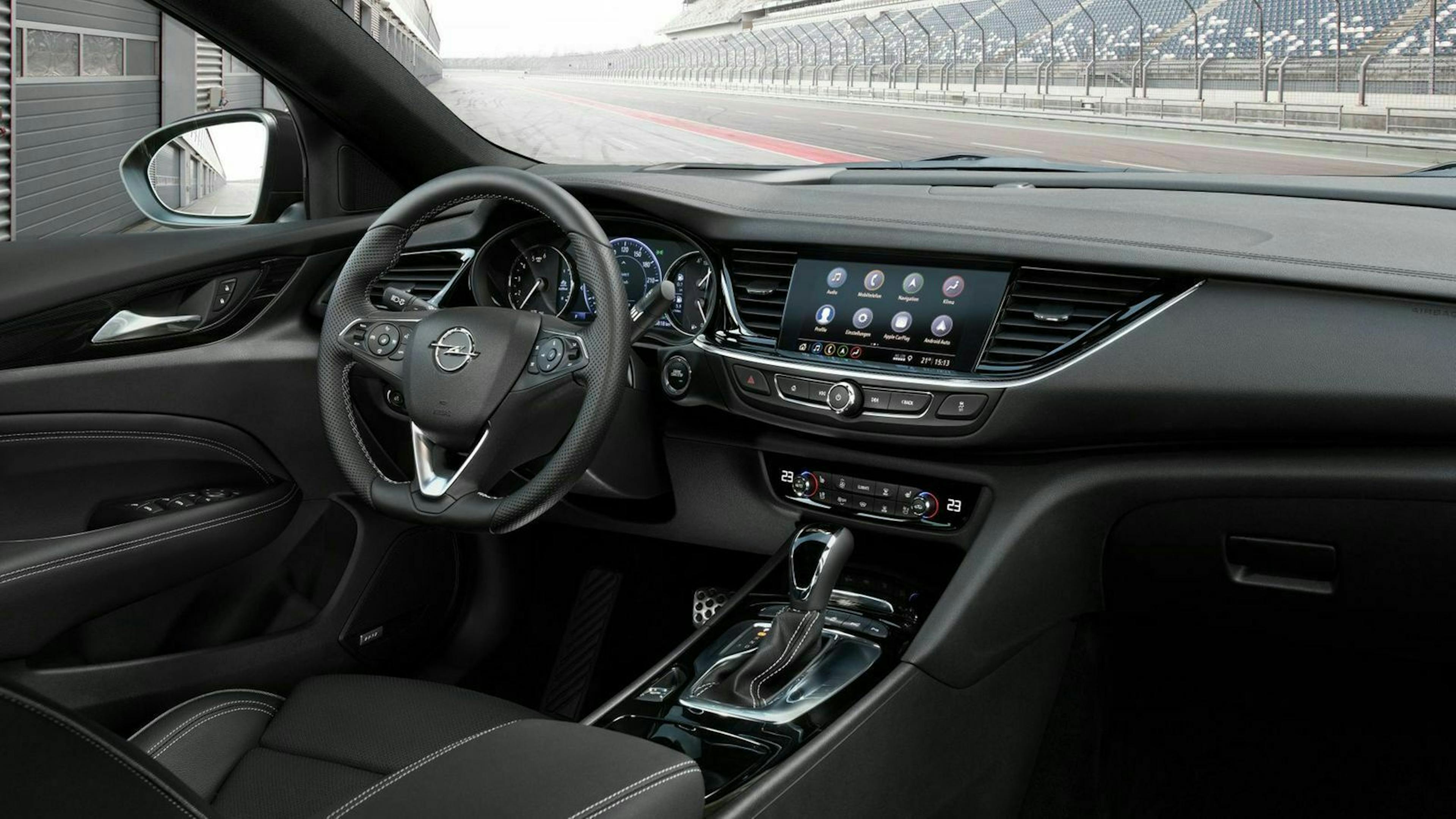 Zu sehen ist das Cockpit des Opel Insignia Sports Tourer
