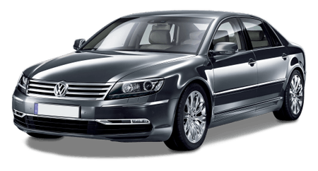 Silberner Volkswagen Phaeton, Limousine, Seitenansicht von vorne. Elegantes Design, glänzende Oberfläche, luxuriöses Erscheinungsbild.