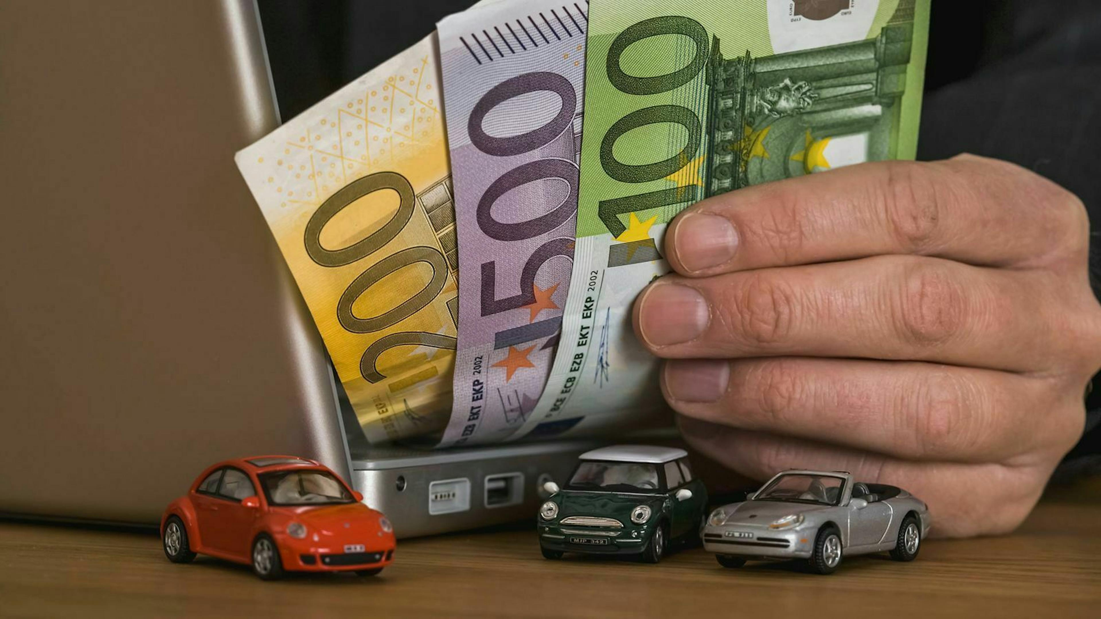 Der Online-Verkauf bietet vor allem einen Vorteil: Hier erreichst Du möglichst schnell und unkompliziert viele Interessenten.