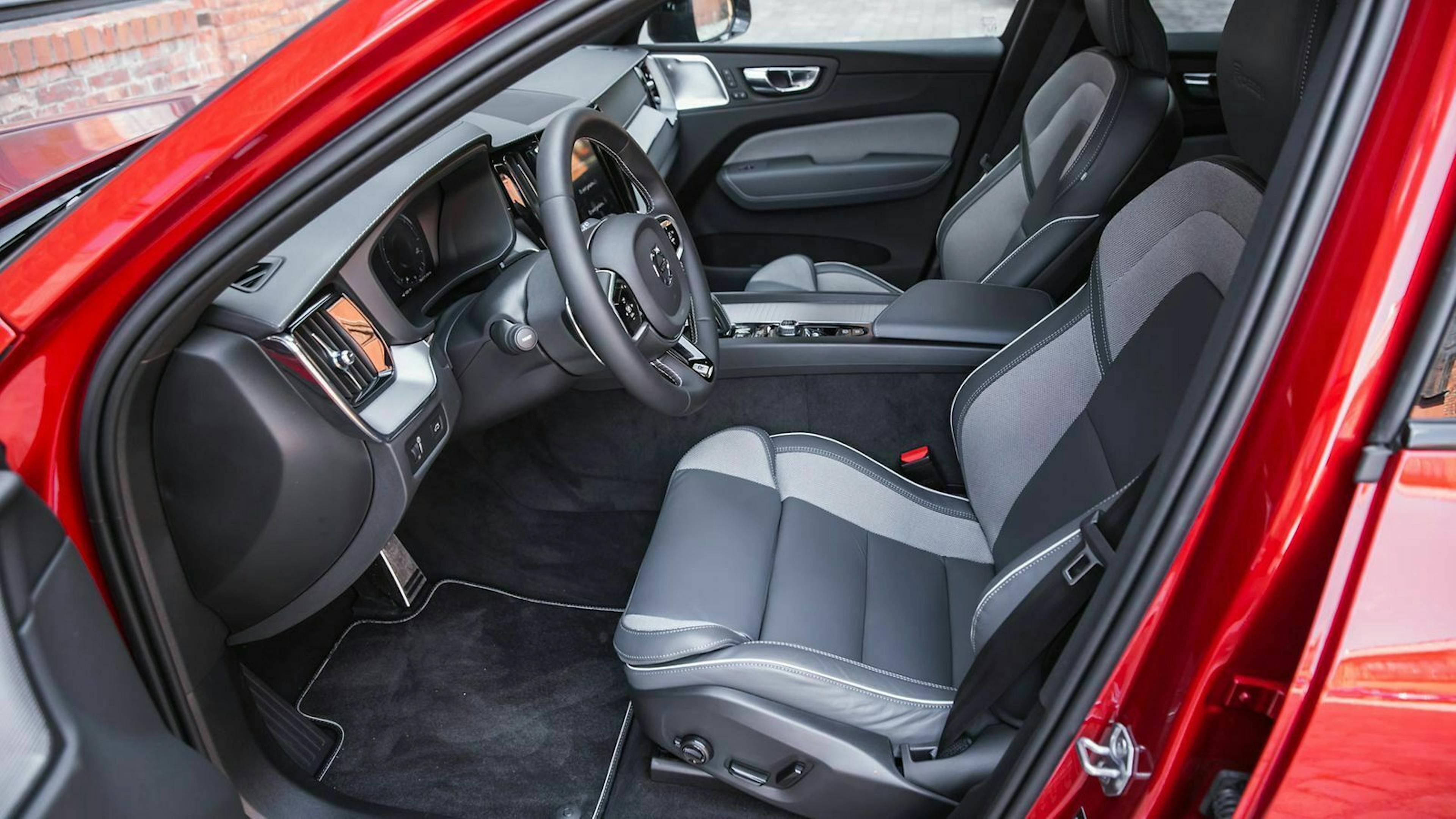 Die Sportsitze der Ausstattungslinie R-Design passen nicht zum gemütlichen Charakter des Volvo XC60