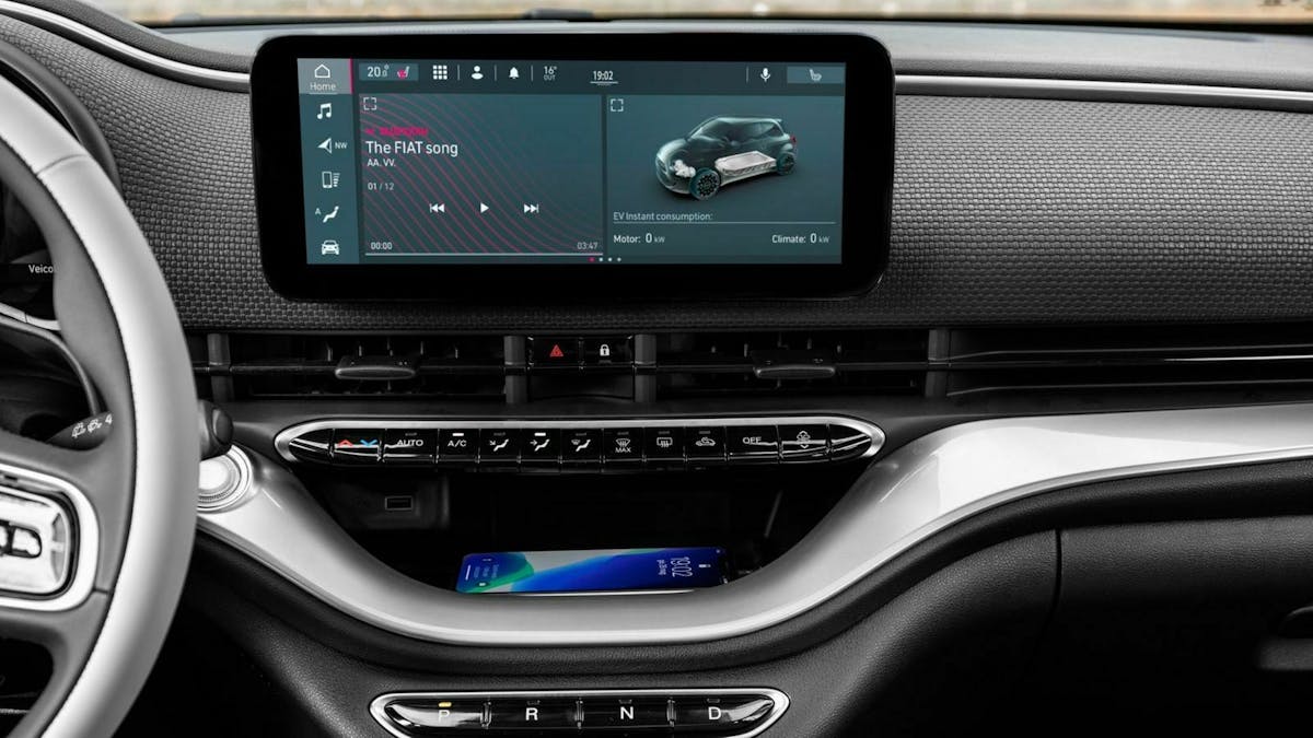 Zu sehen ist der Infotainment-Bildschirm des Fiat 500e 2020