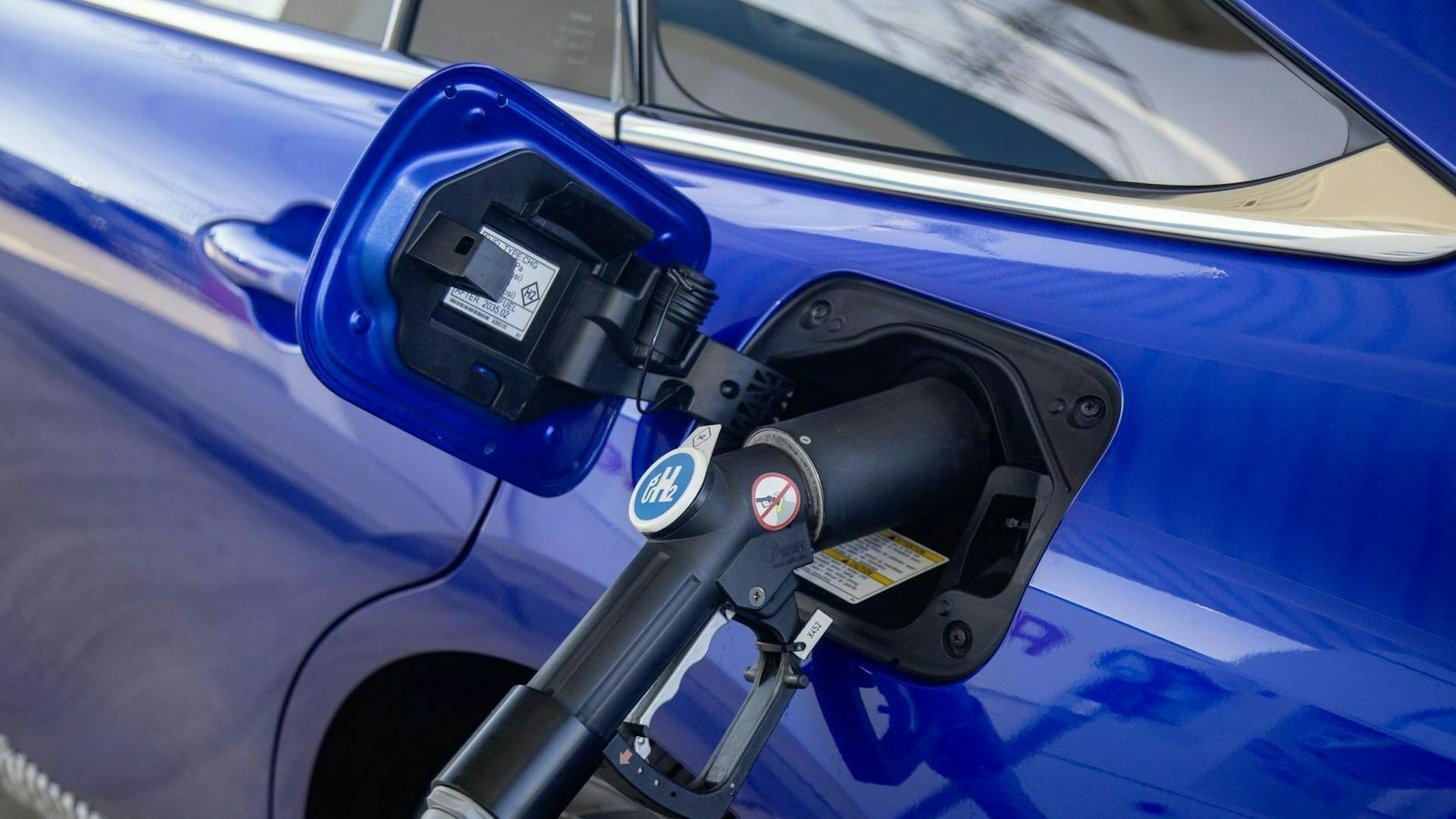 Toyota Mirai 2 (2021) beim Tanken