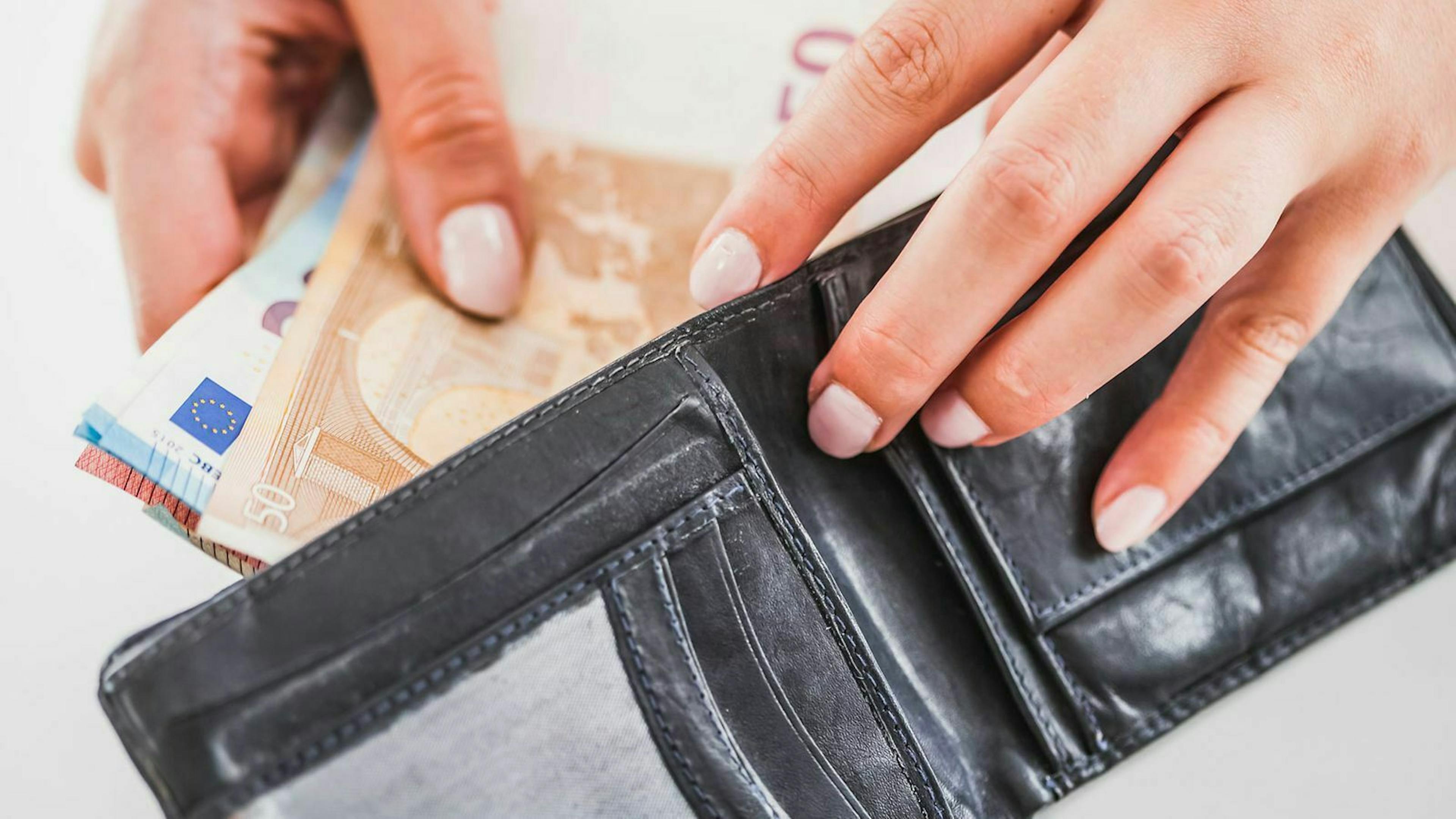 Neben Kfz-Steuer, Versicherung und TÜV-Gebühren fallen auch laufende Kosten an, zum Beispiel für Sprit.