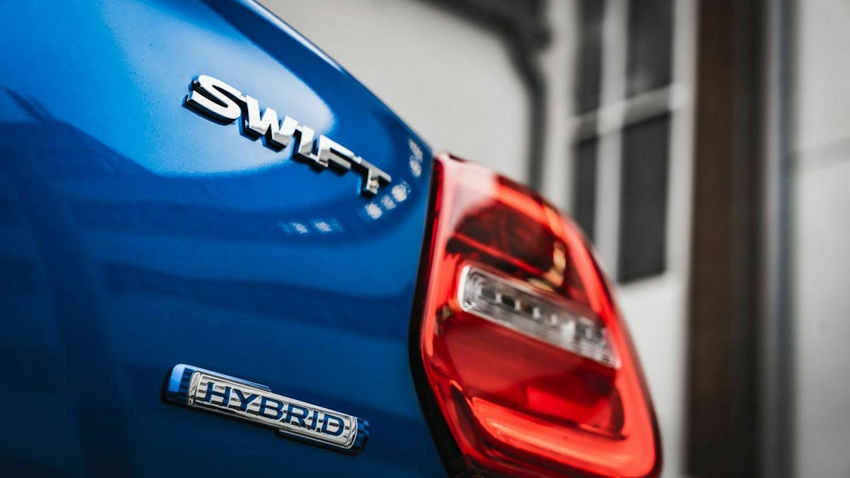 Zu sehen ist das Heck des Suzuki Swift Hybrid 2020 