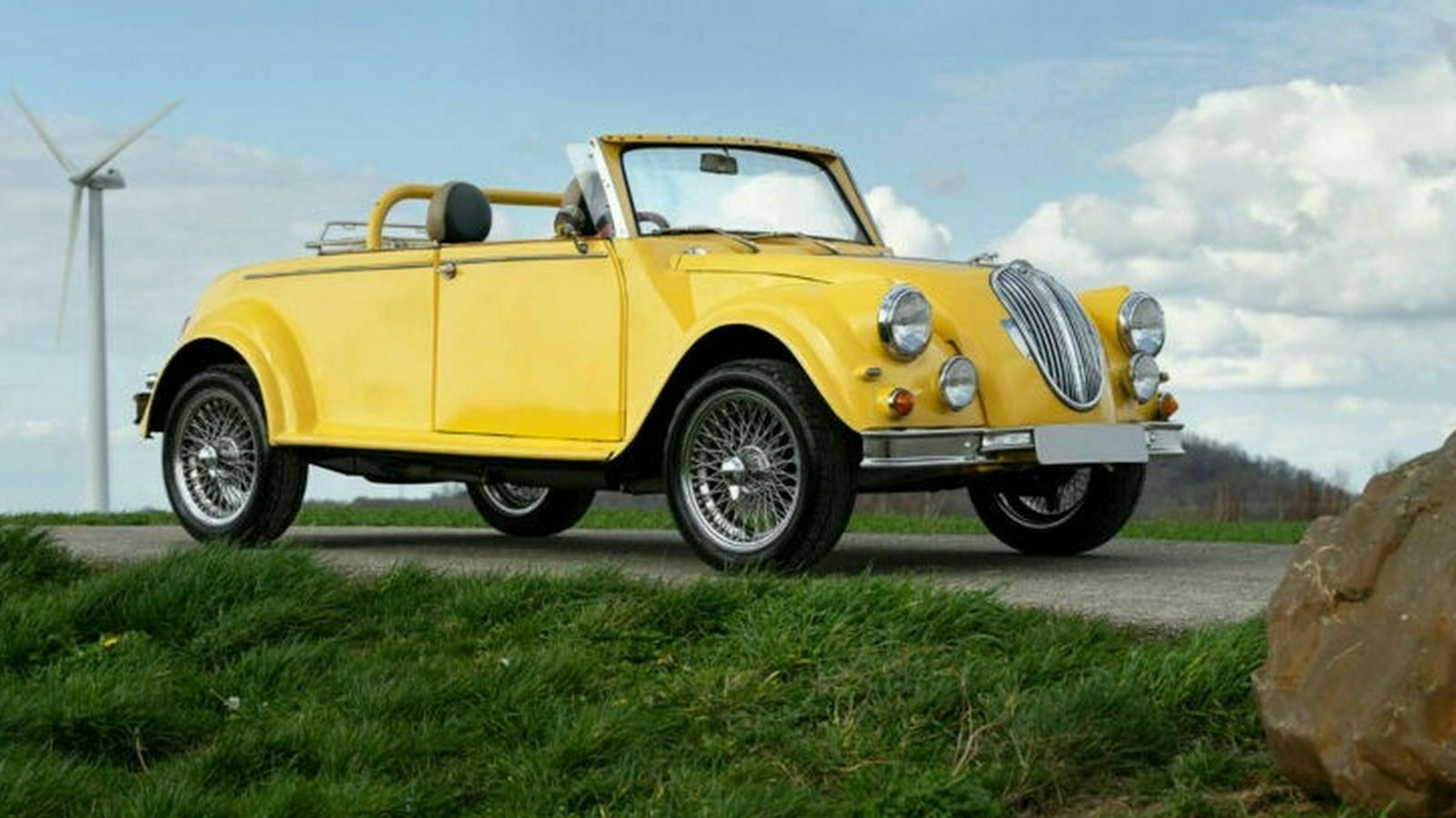 Zu sehen ist der Citroen 2 CV Jaguar Ente Roadster von vorne, stehend