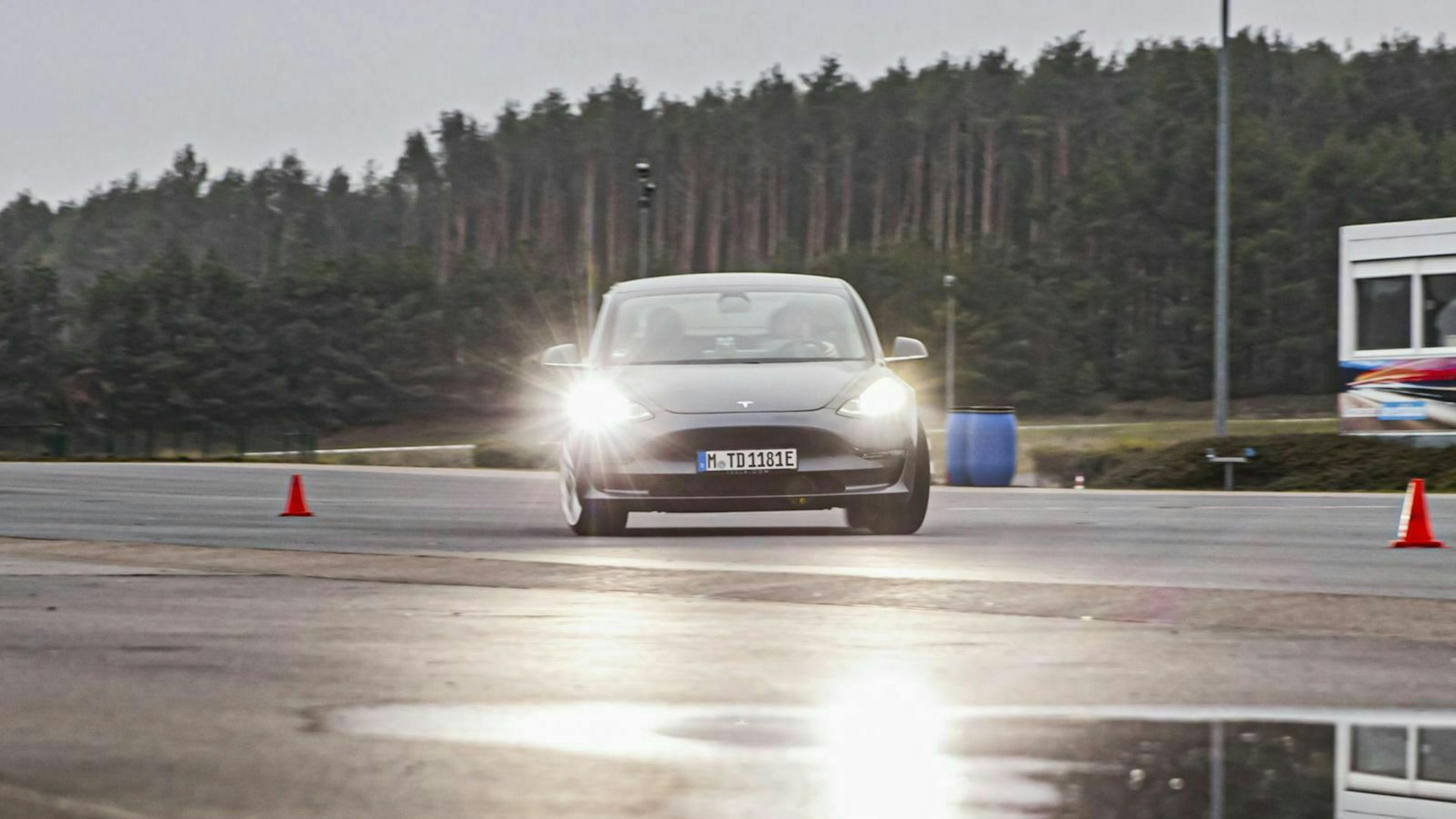 Das Tesla Model 3 (seit 2018) in Frontansicht