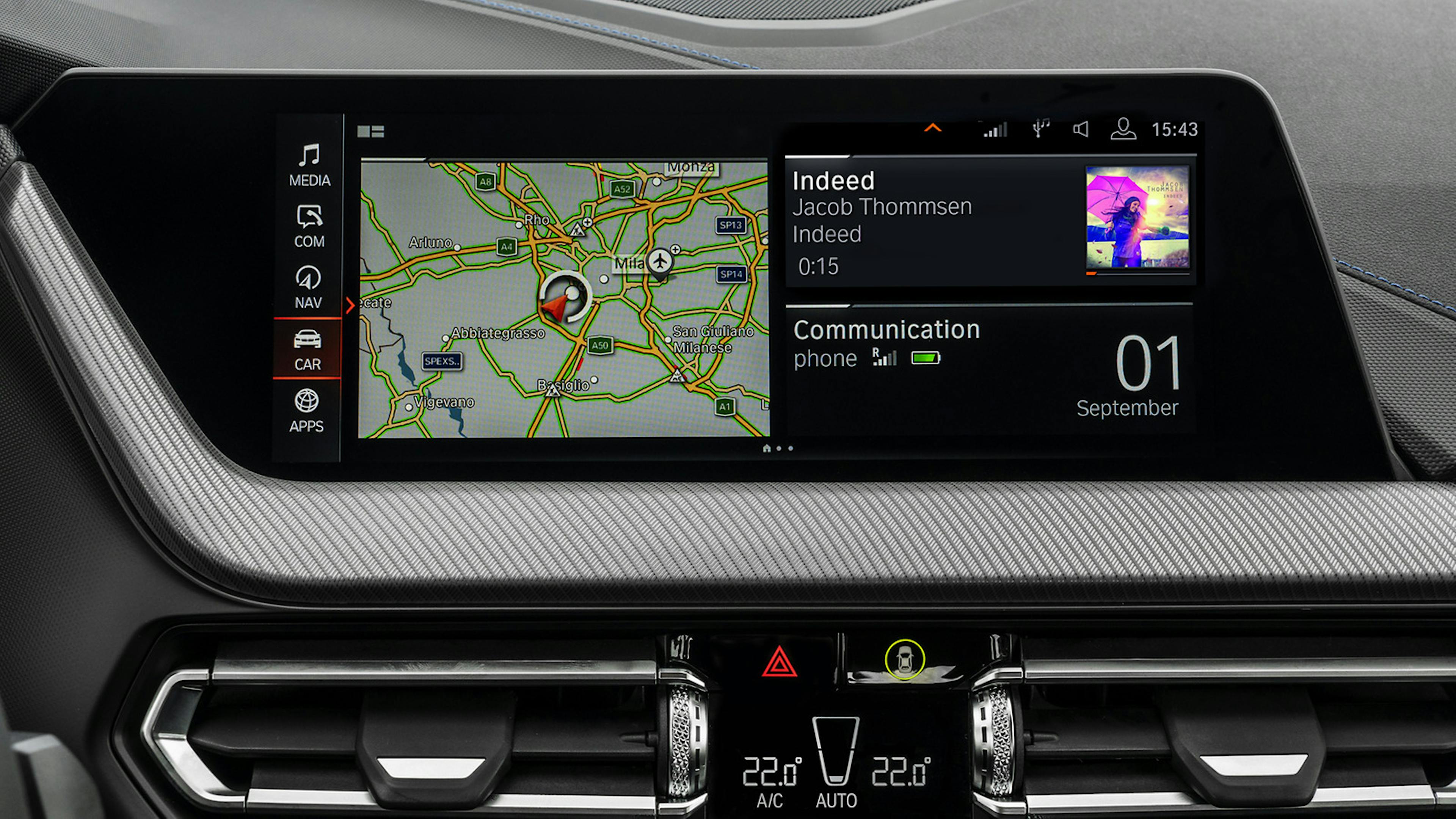 Während Mercedes Benz vorwiegend auf digitale Instrumente setzt, vertraut BMW auf analoge