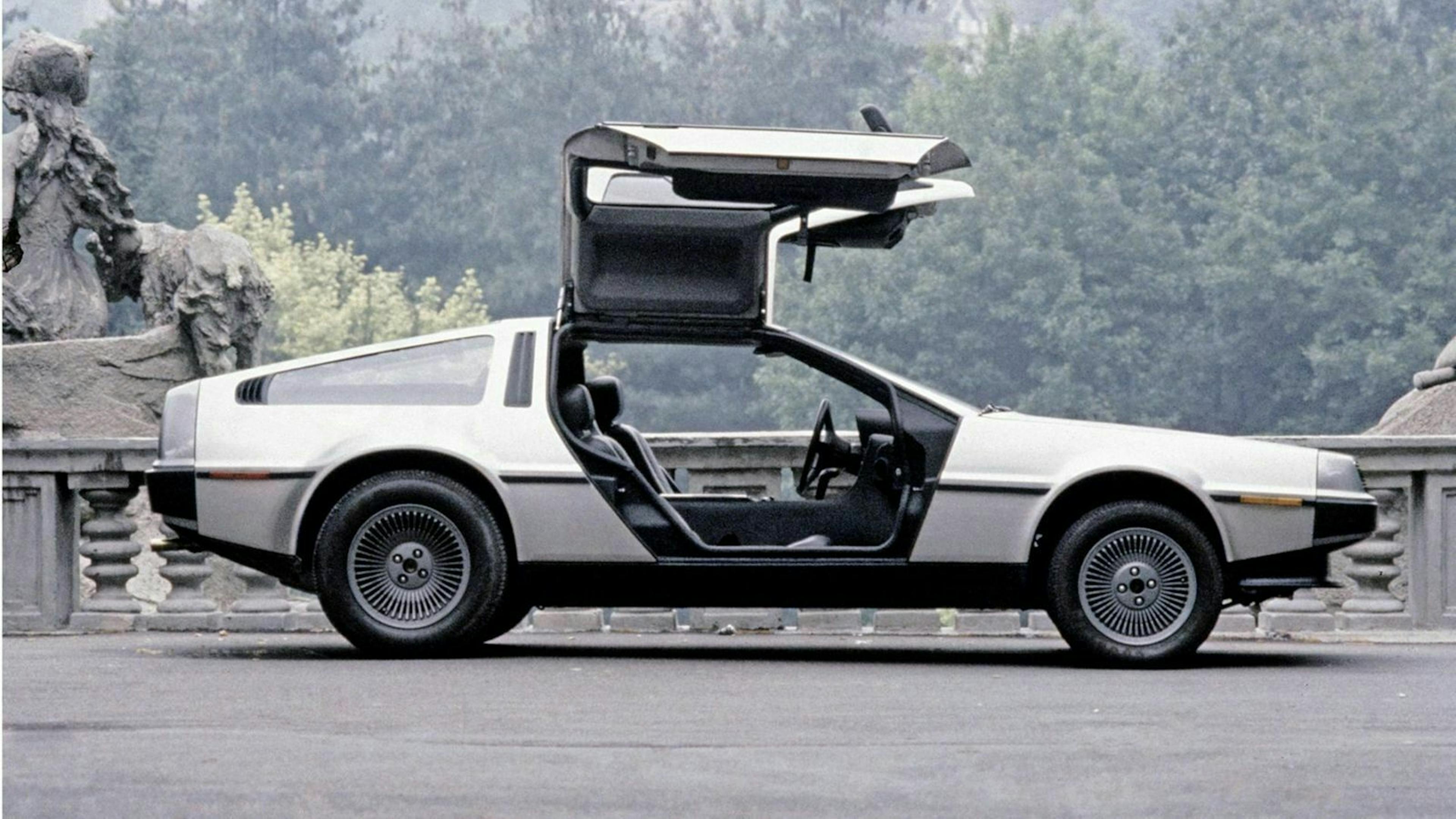 Der DeLorean DMC-12 in Seitenansicht mit offenen Flügeltüren