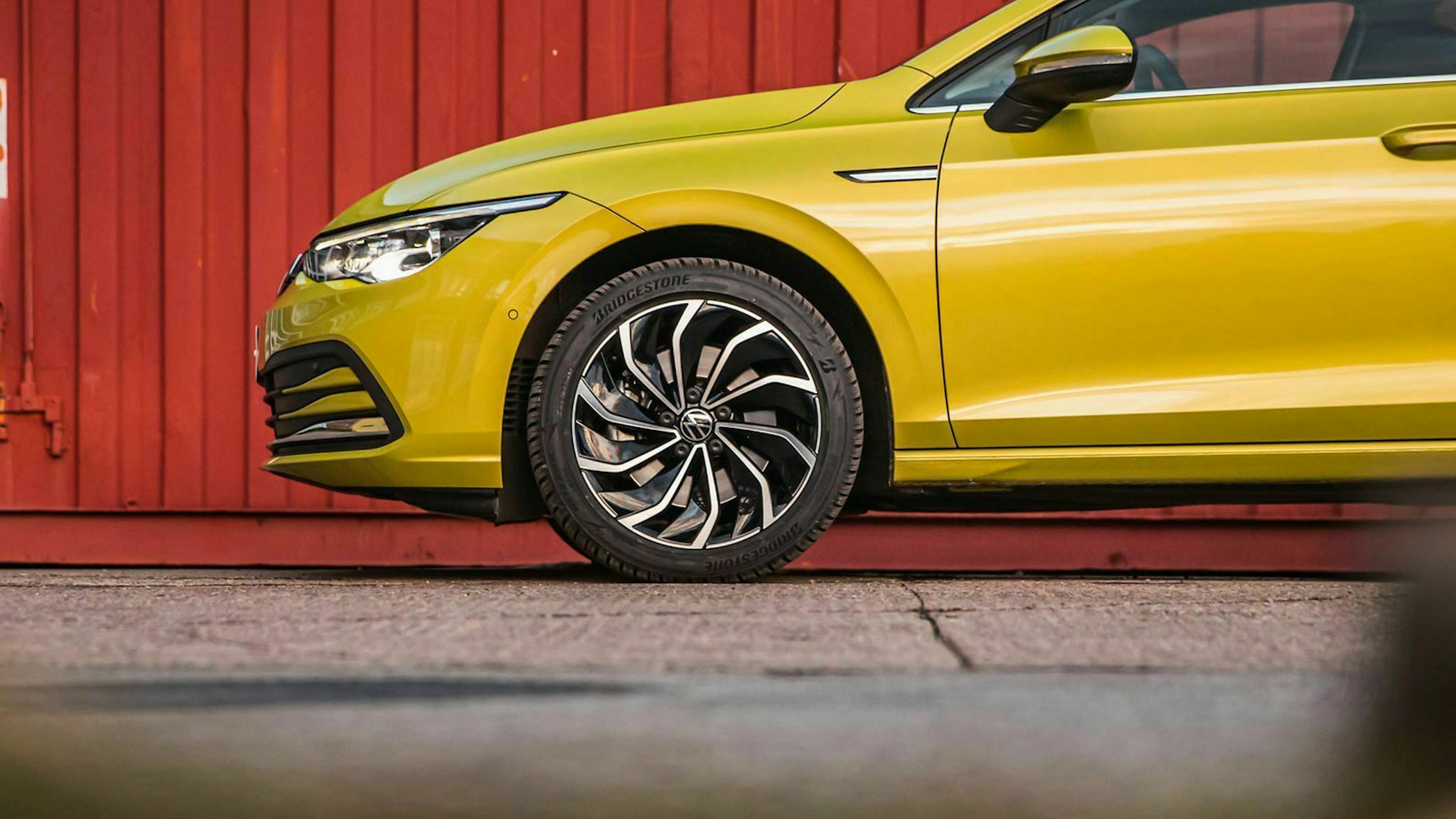 VW Golf 8 seitenansicht mit fokus aufs Rad