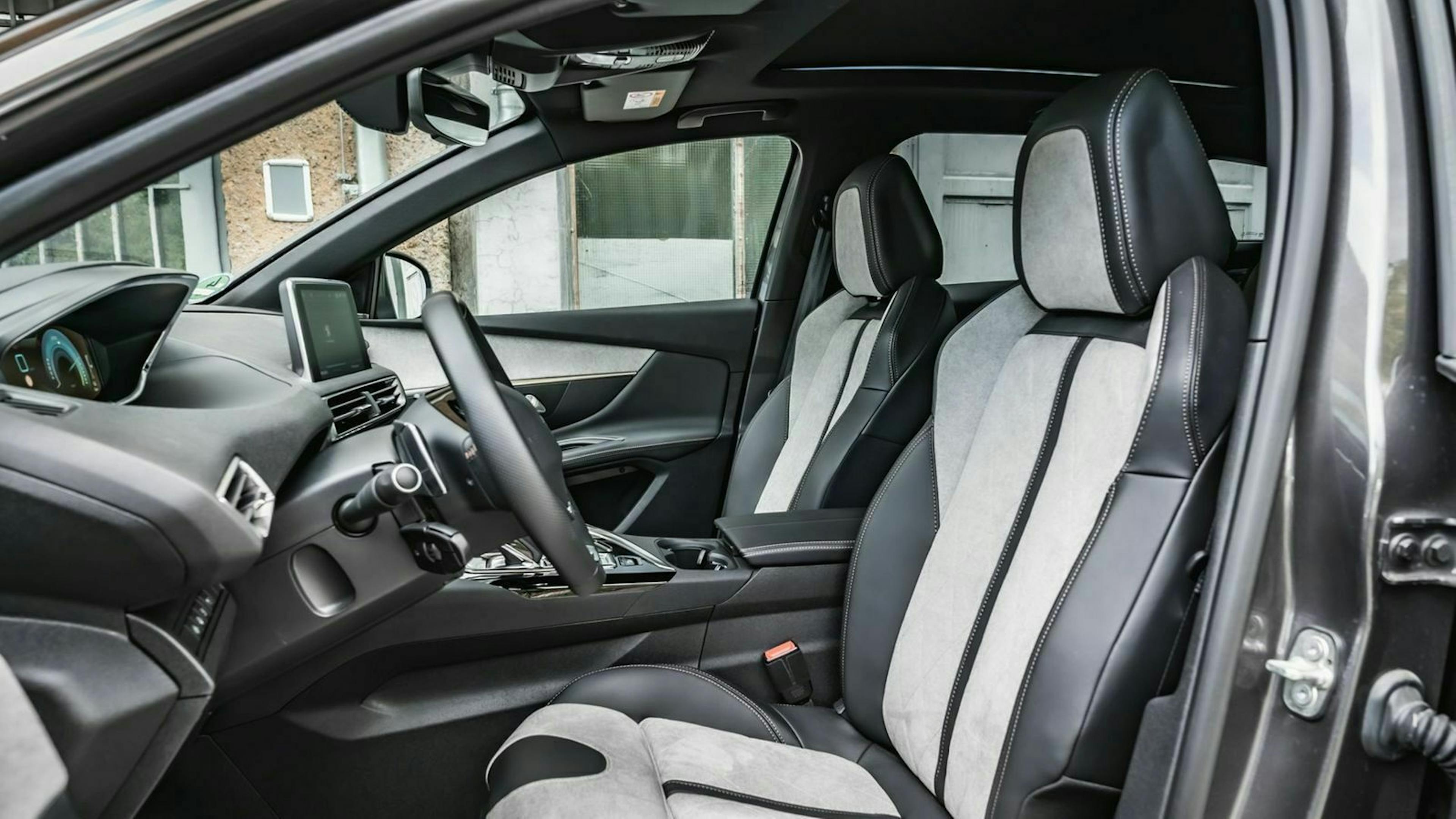 Peugeot 3008 Hybrid4 (2020) vordere Sitzreihe