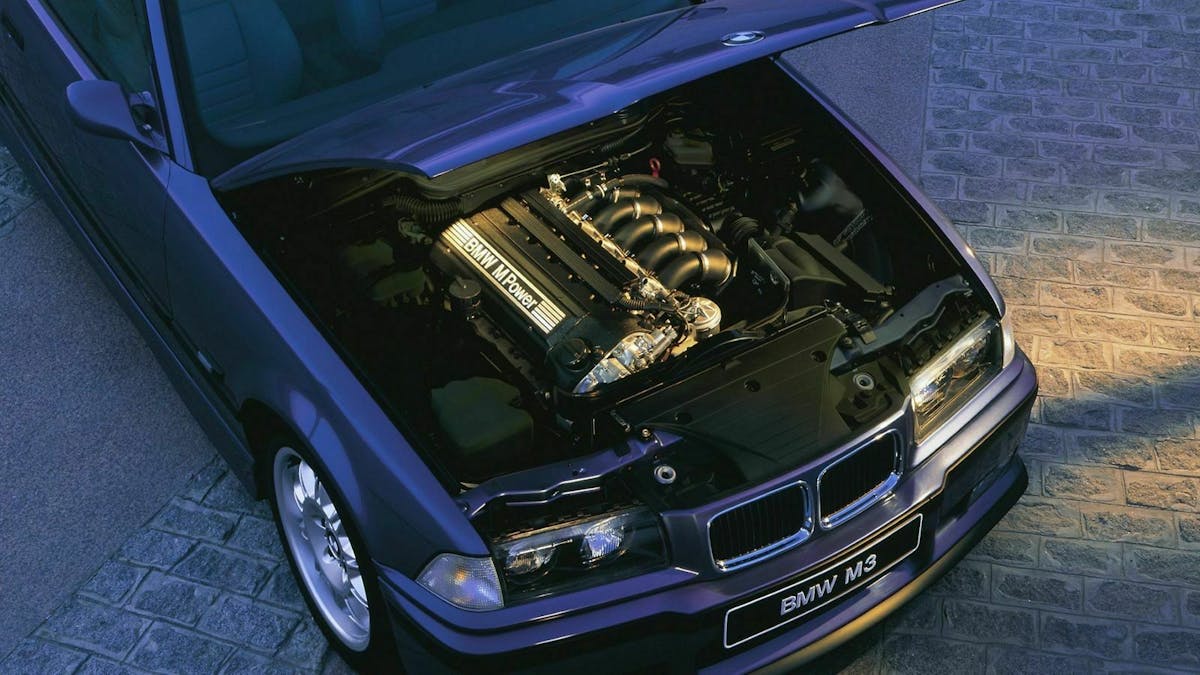 Zu sehen ist der Motor des BMW M3 E36