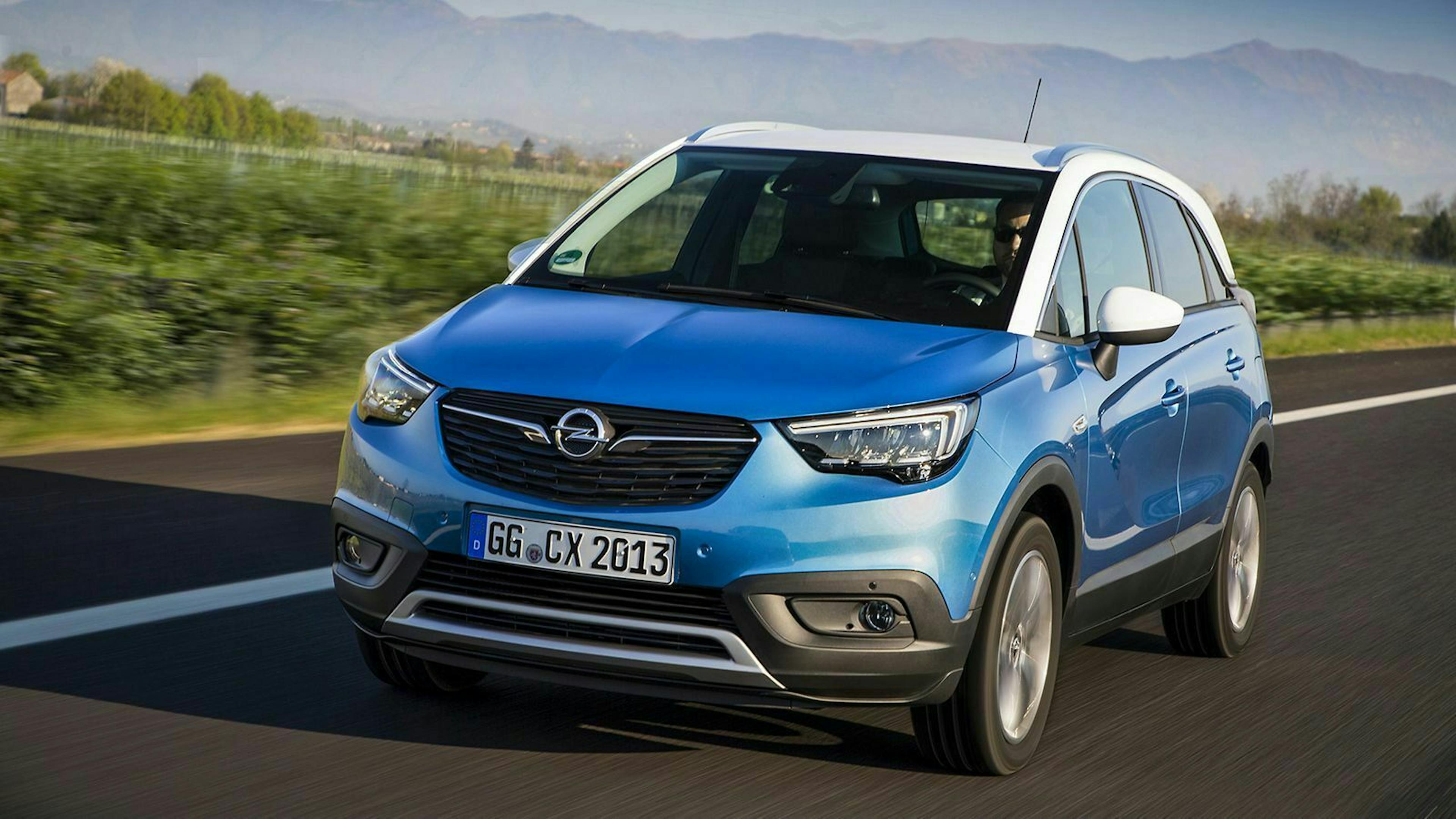 Ein blauer Opel Crossland X mit weißem Dach