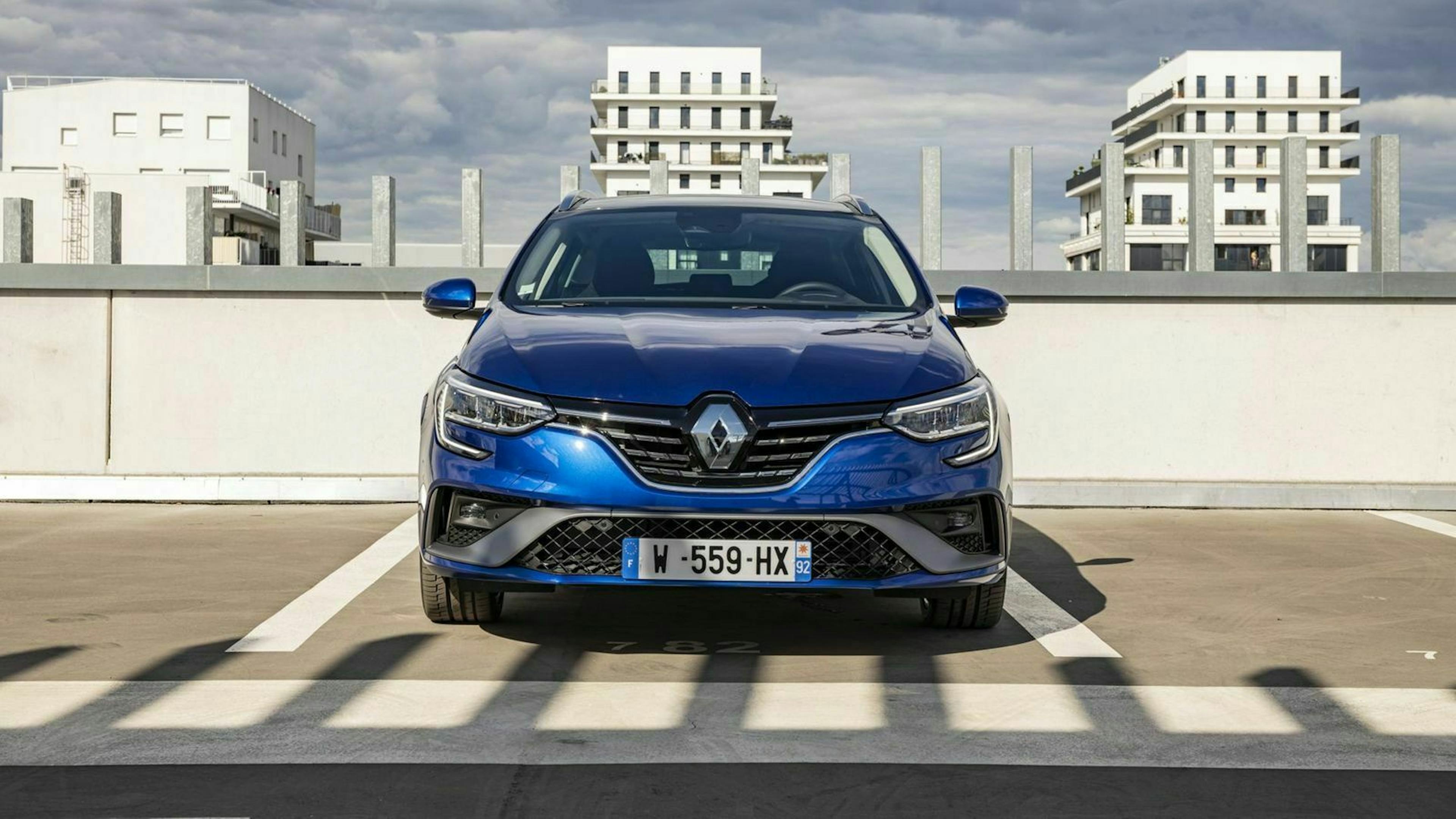 Zu sehen ist die Front des Renault Mégane Grandtour E-Tech