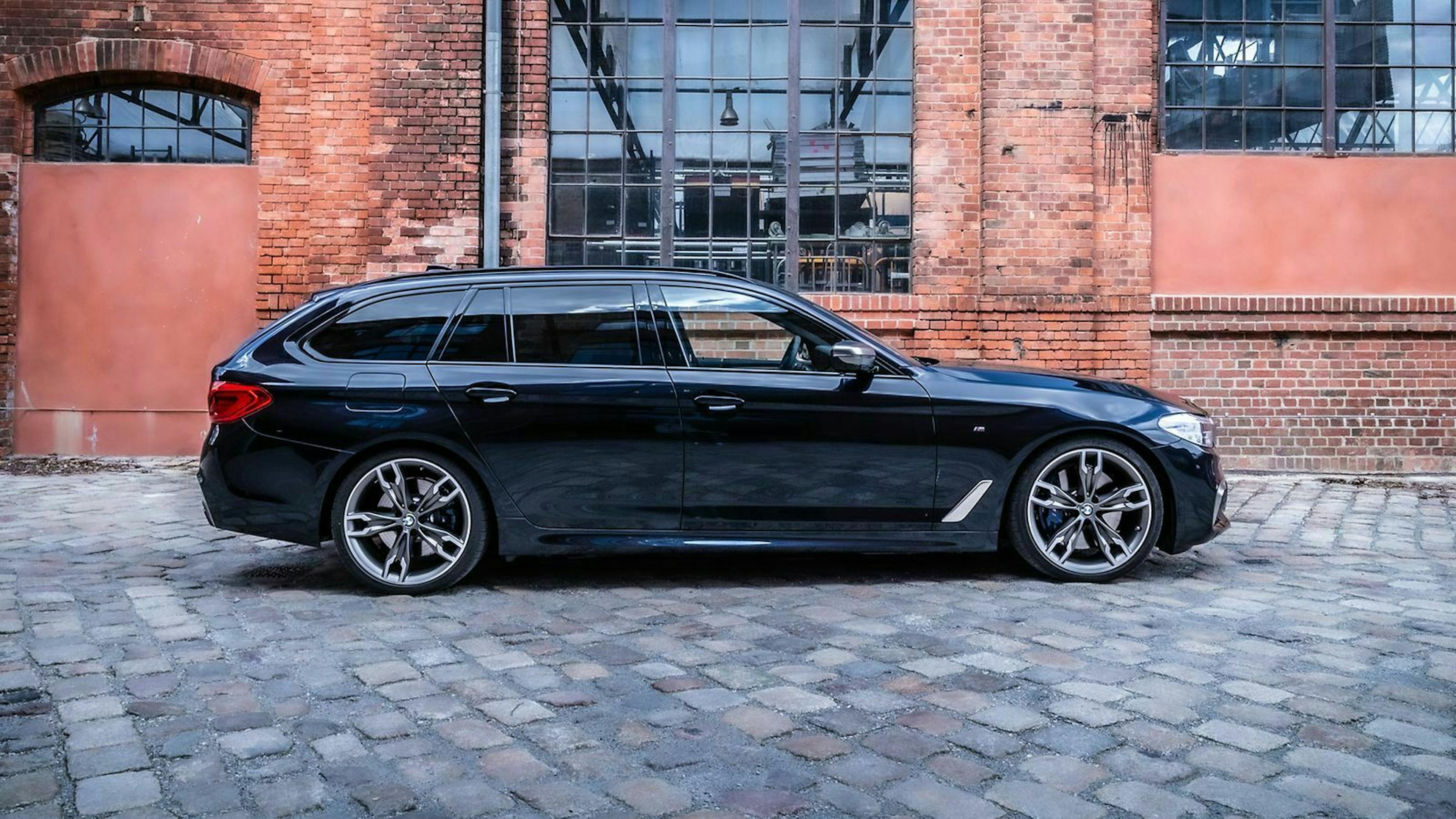 Zu sehen ist der BMW M550d xDrive Touring in seitlicher Position