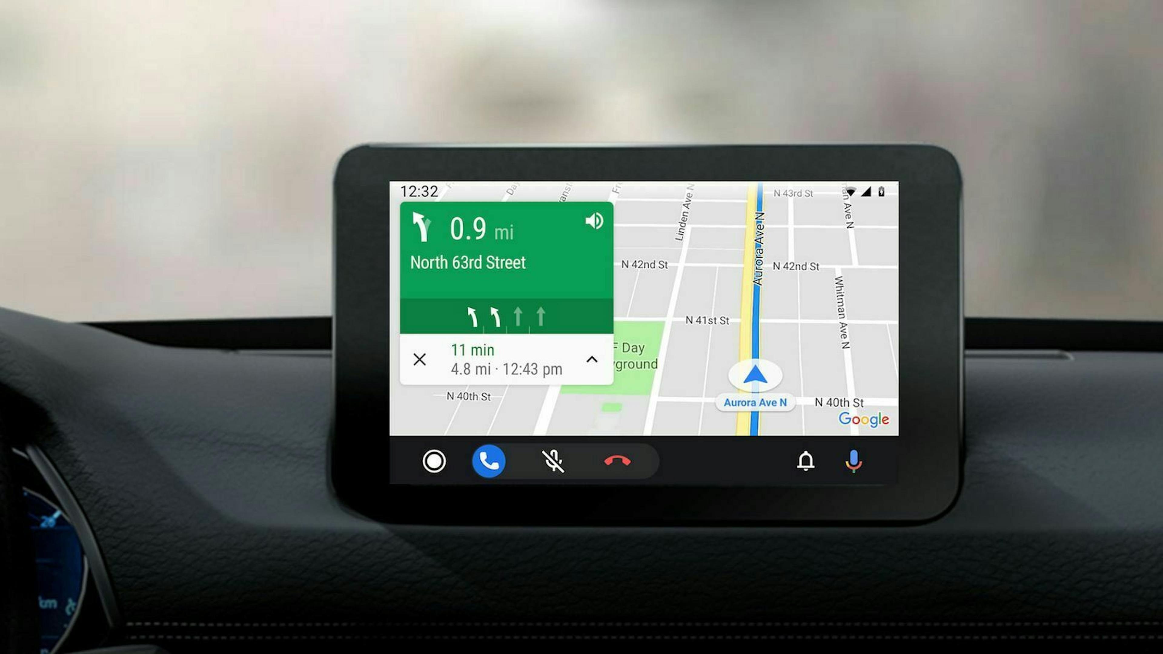 Zu sehen ist ein Infotainmentbildschirm mit Google Maps Navigation