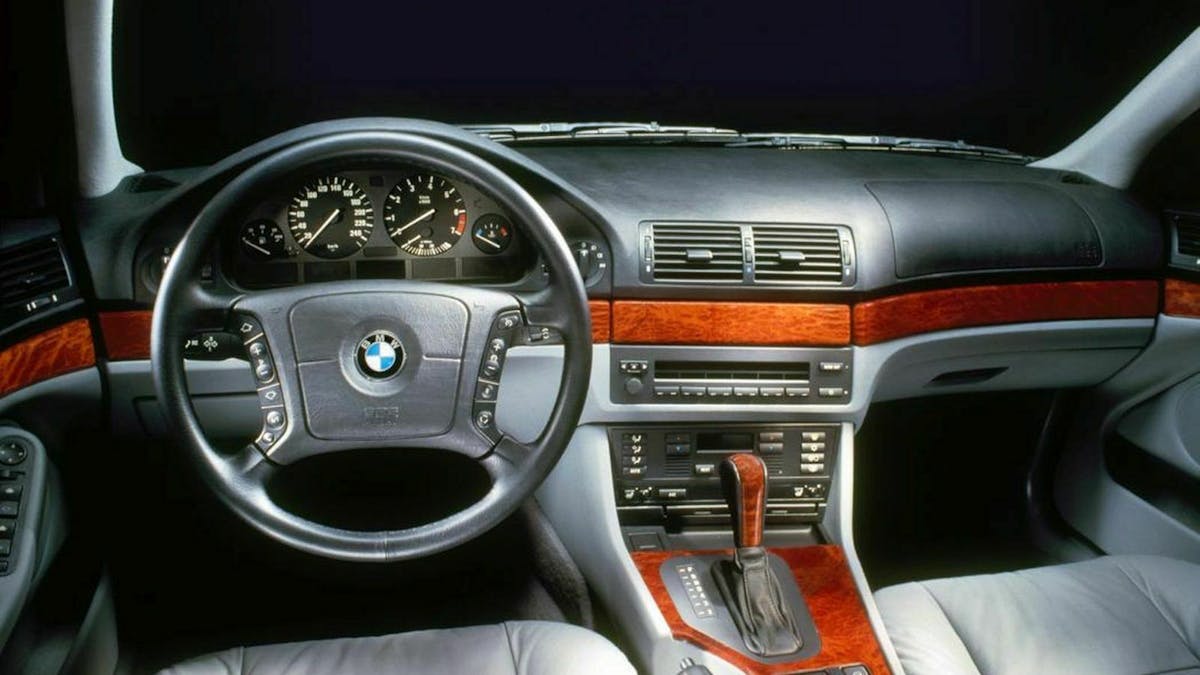 Zu sehen ist das Cockpit des BMW 5er E39