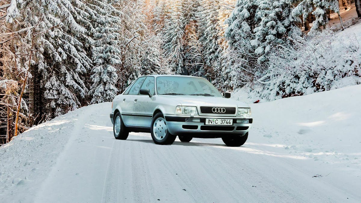 Silberner Audi 80 B4 auf einer verschneiten Straße