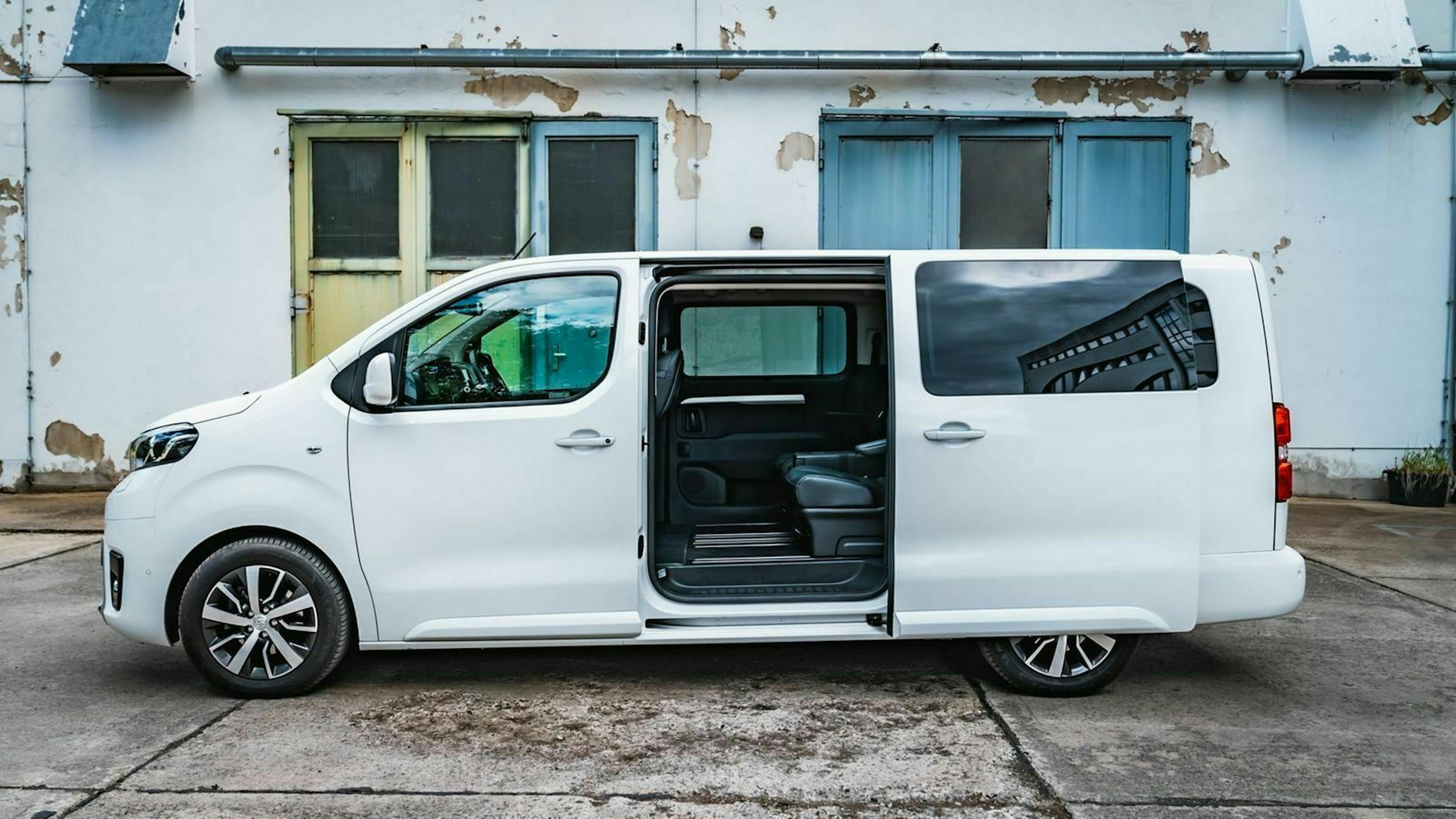 Zu sehen ist der Toyota ProAce Verso in seitlicher Position mit geöffneter Tür