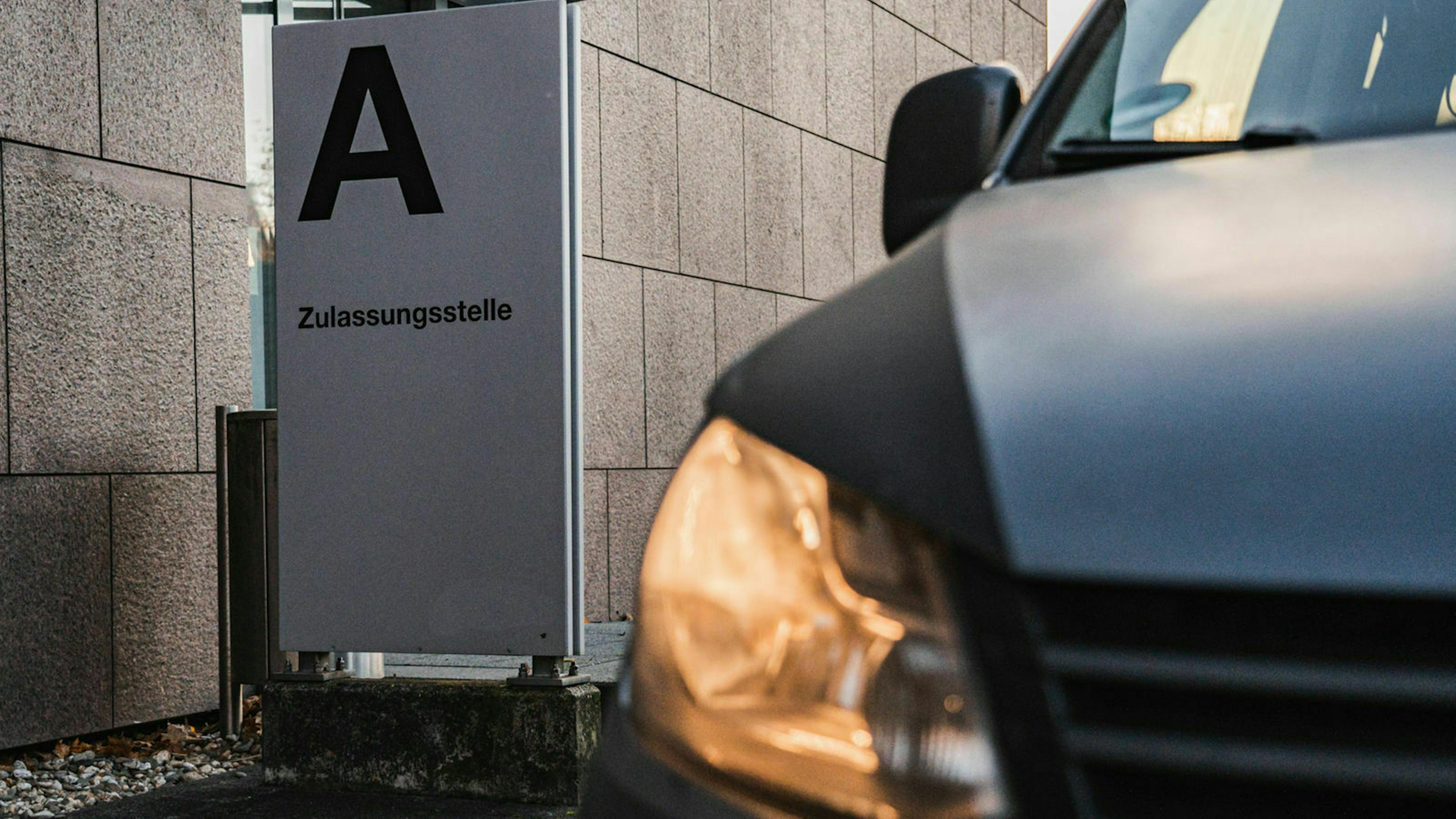 Ein Schriftzug vor einem Verwaltungsgebäude deutet darauf hin, dass hier die Zulassungsstelle ansässig ist.