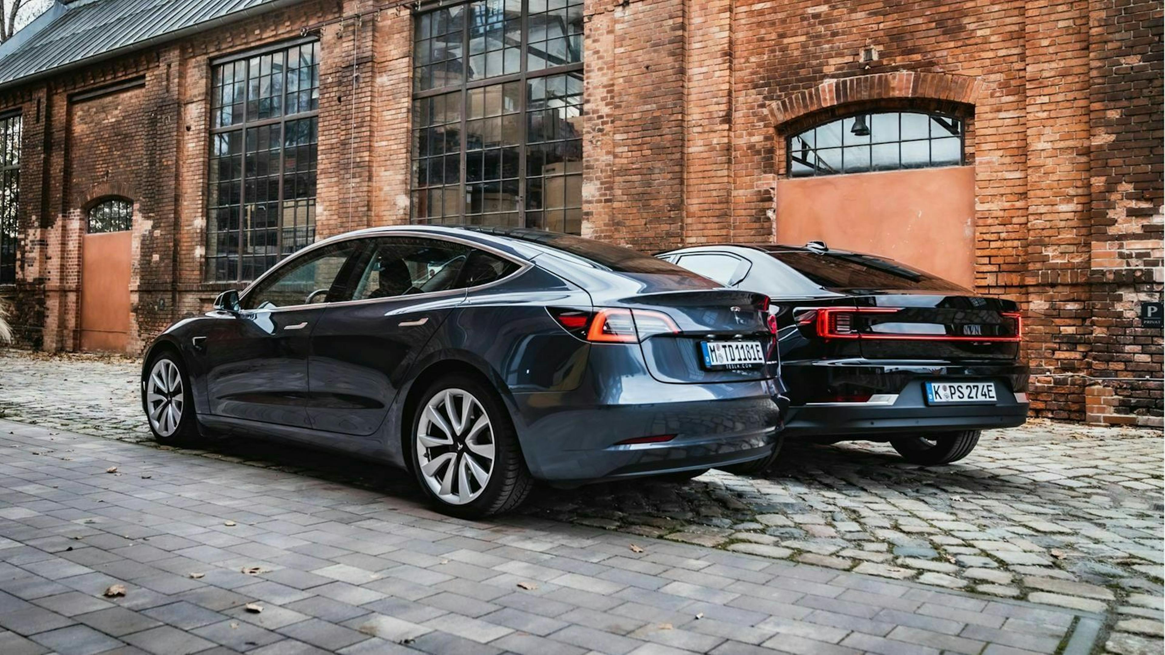 Der Polestar 2 und das Tesla Model 3 in Seitenansicht