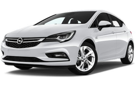 Weißer Opel Astra in seitlicher Frontansicht, geparkt vor weißem Hintergrund. Moderne, kompakte Karosserie mit schwarzen Details.