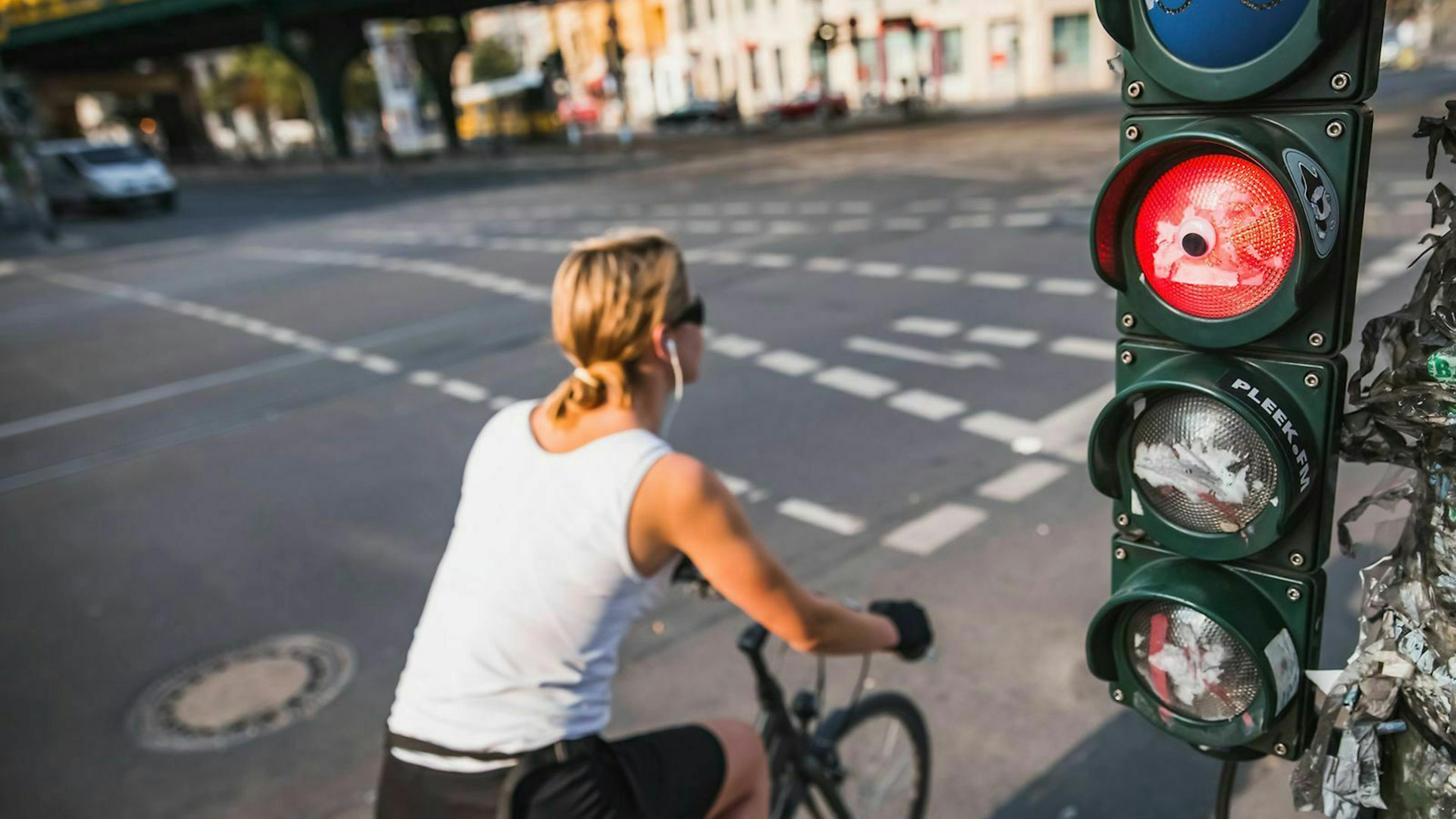 Auch Radfahrer, die eine rote Ampel überfahren, müssen mit Konsequenzen rechnen. 