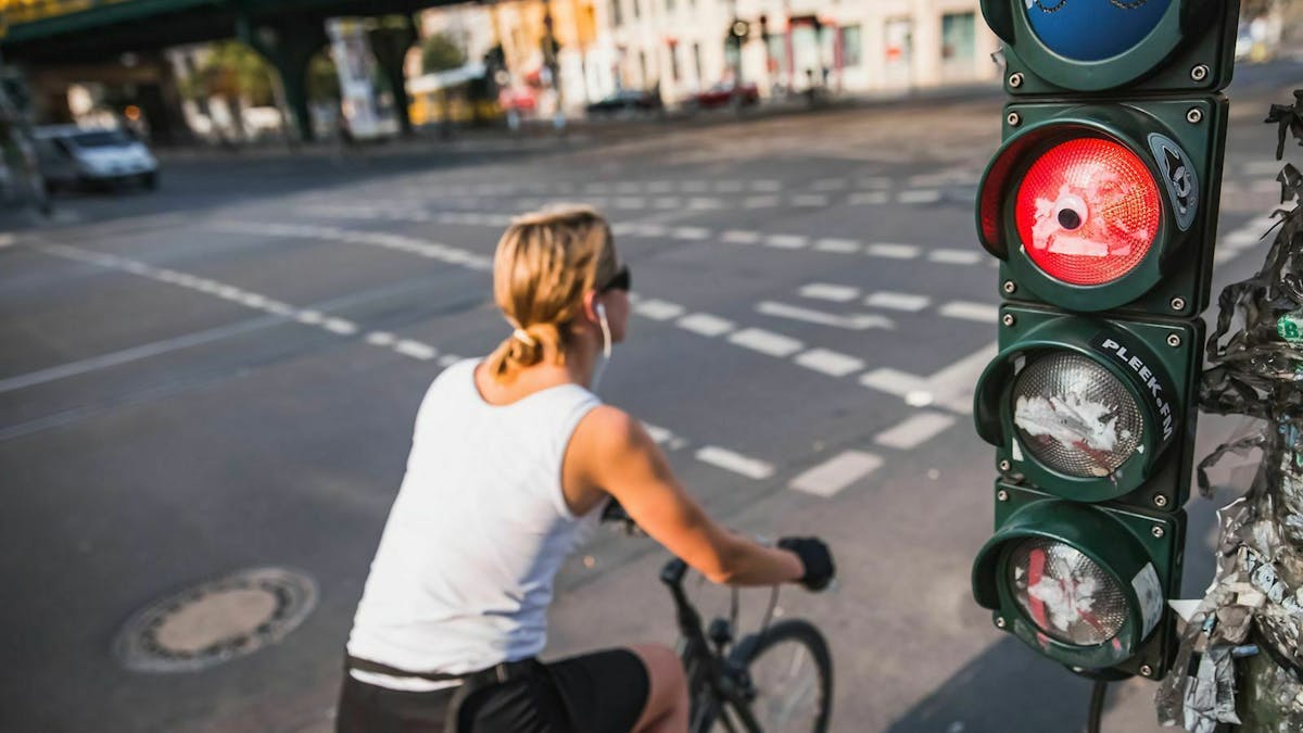 Auch Radfahrer, die eine rote Ampel überfahren, müssen mit Konsequenzen rechnen.