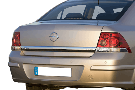 Rückansicht eines silbernen Opel-Autos mit leuchtenden Rücklichtern und einem Nummernschild aus Deutschland.